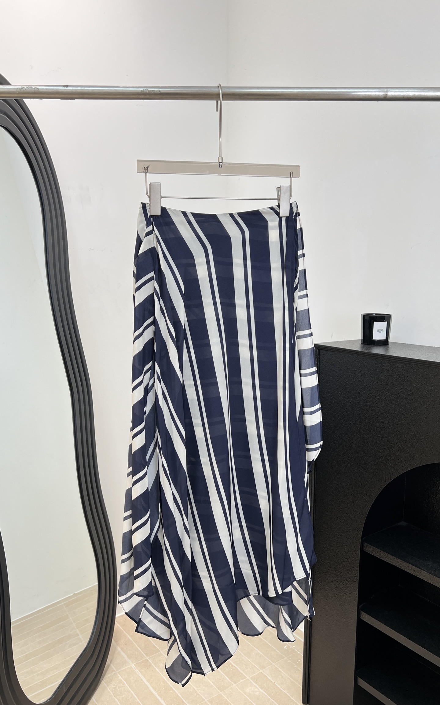 NO:867969,Ralph Laure* Ralph Lauren spring and summer new striped irregular silk skirt, made of mulberry silk, blue and white stripes + irregular skirt design, light drape, nautical style stripes are classic and eye-catching, irregular tailoring makes the skirt more dynamic, casual fit, size S M L,, loro piana, skirts, real silk,19860909Ralph Laure* 拉夫劳伦 春夏新款 条纹不规则真丝半身裙、采用桑蚕丝、蓝白条纹+不规则裙摆设计、轻盈垂坠,航海风条纹经典耐看、不规则剪裁让裙摆更有动态美、休闲版型 码数S M L,,loro piana,skirts,real silk,,Women's clothing