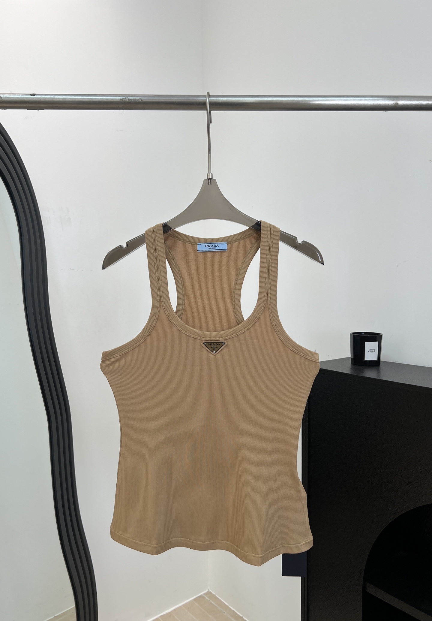 NO:870452,Prad* spring and summer new style triangle logo knitted vest, classic jersey fabric, slim fit, triangle logo on the chest, U-shaped neckline + wide shoulder strap design, very versatile to wear alone or inside, casual fit, size S M L,, prada,19860909Prad* 春夏新款 三角徽标针织背心、经典平纹针织面料、贴身显瘦、胸前三角徽标、U型领口+宽肩带设计、单穿或内搭都很百搭、休闲版型 码数S M L,,prada,,Women's clothing