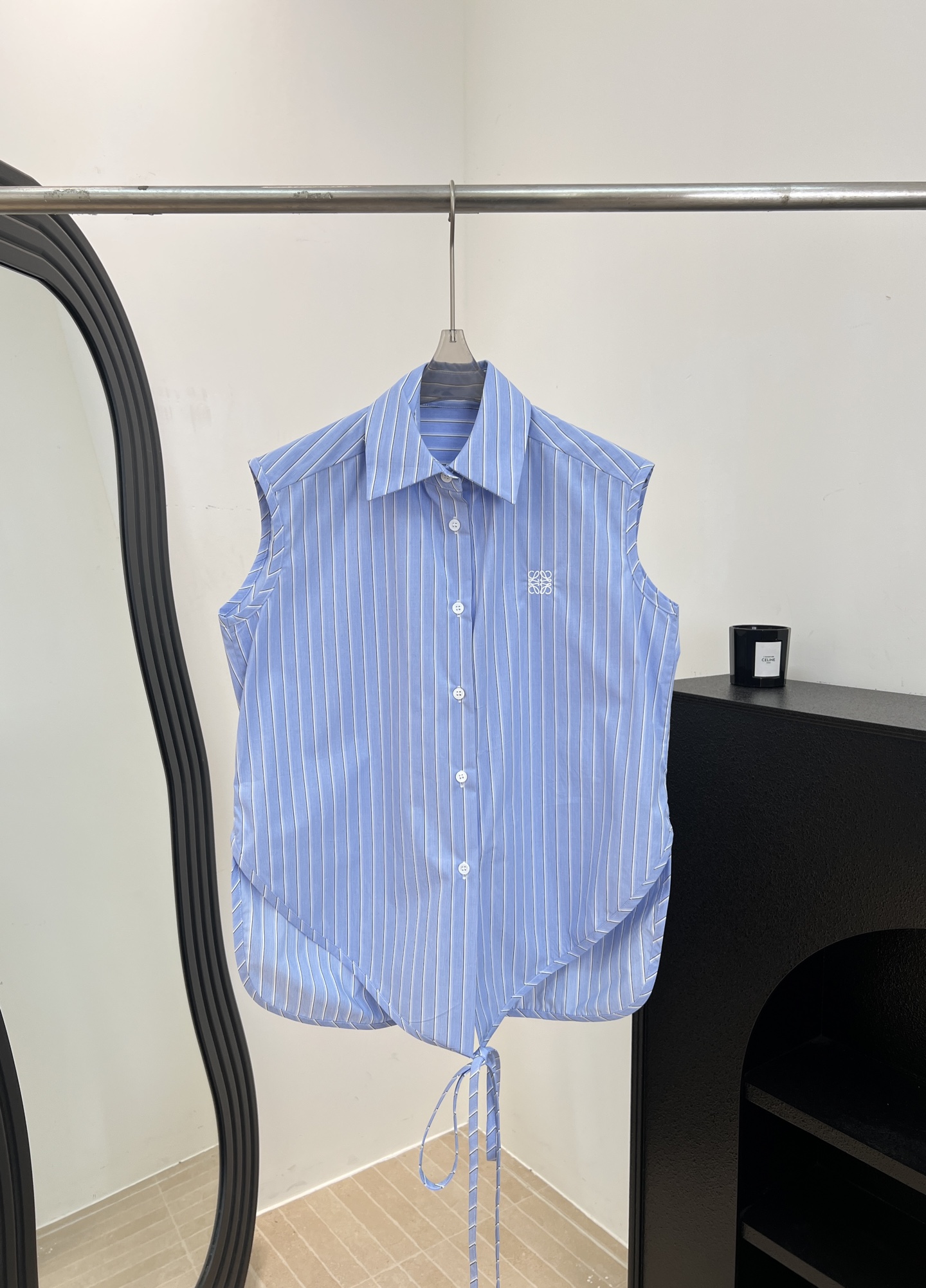 NO:870426,Loew* new spring and summer style blue and white striped sleeveless shirt, cotton fabric is light and breathable, sleeveless + lapel design, hem tie can adjust the length, casual knotting can also create a small waistline to modify the body proportions, casual fit, size S M L,,loewe,shirts,19860909Loew* 春夏新款 蓝白条纹无袖衬衫、棉质面料轻盈透气、无袖+翻领设计、下摆系带可调节衣长、随性打结还能打造小腰线修饰身材比例、休闲版型 码数S M L,,loewe,shirts,,Women's clothing