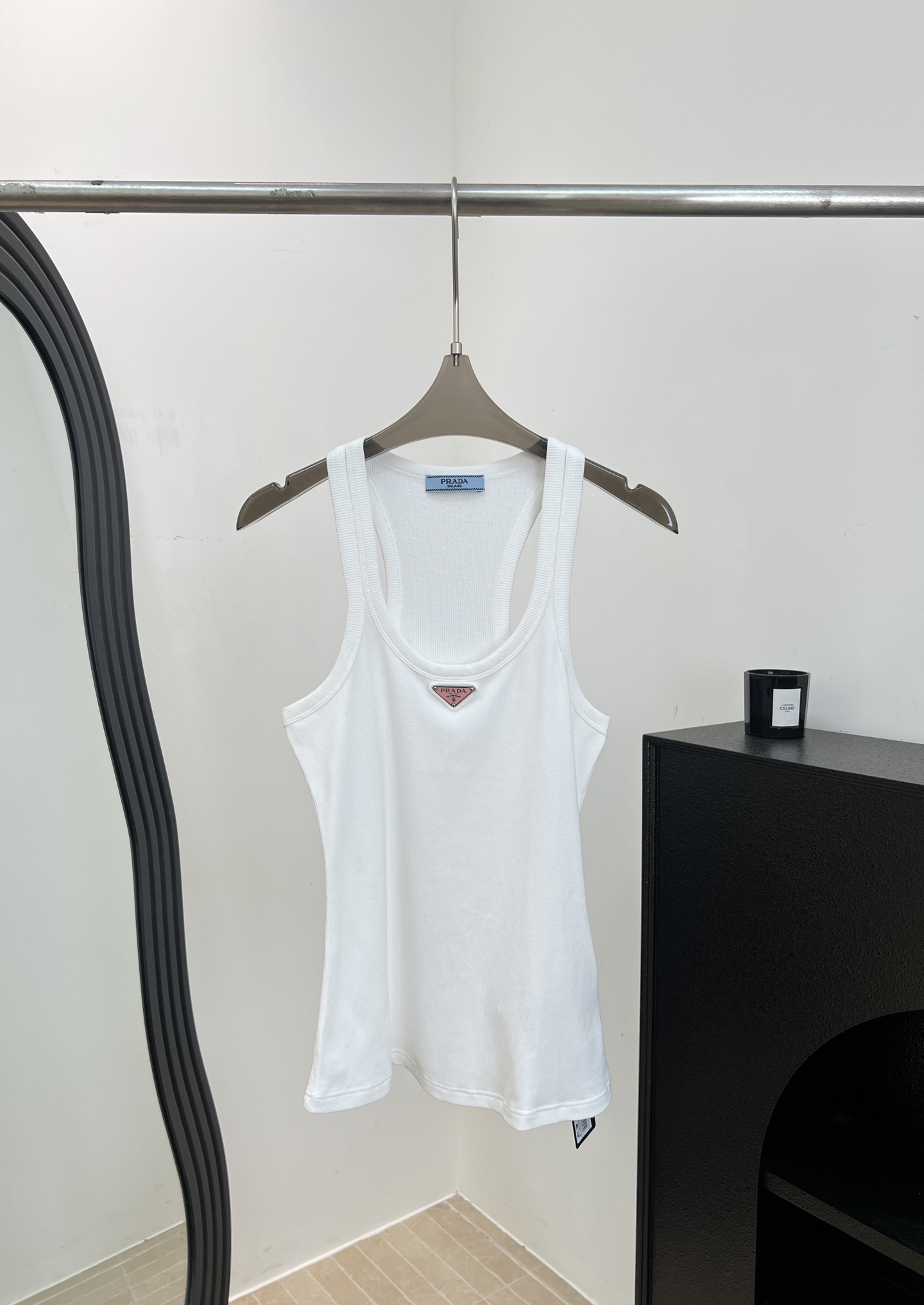 NO:870444,Prad* spring and summer new style triangle logo knitted vest, classic jersey fabric, slim fit, triangle logo on the chest, U-shaped neckline + wide shoulder strap design, very versatile to wear alone or inside, casual fit, size S M L,, prada,19860909Prad* 春夏新款 三角徽标针织背心、经典平纹针织面料、贴身显瘦、胸前三角徽标、U型领口+宽肩带设计、单穿或内搭都很百搭、休闲版型 码数S M L,,prada,,Women's clothing