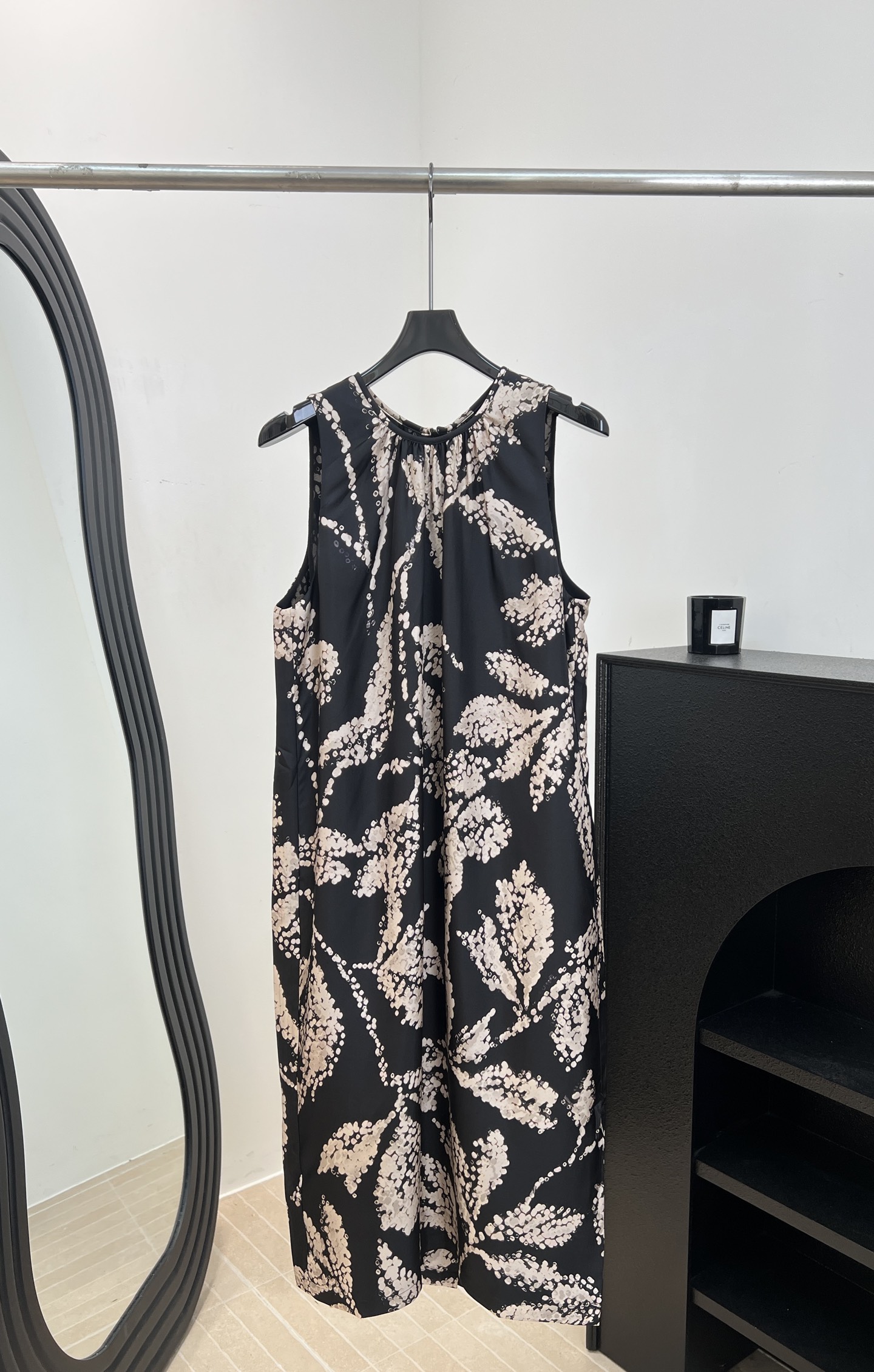 NO:870451,Max Mar* Spring/Summer Printed silk twill beaded halterneck sleeveless dress, made of mulberry silk fabric, embellished with white ink plant prints, natural drape, casual fit, size S M L,,skirts,real silk,19860909Max Mar* 春夏 印花真丝斜纹珠饰挂脖无袖连衣裙、采用桑蚕丝面料、点缀白色水墨植物印花、自然垂坠感、休闲版型 码数S M L,,skirts,real silk,,Women's clothing