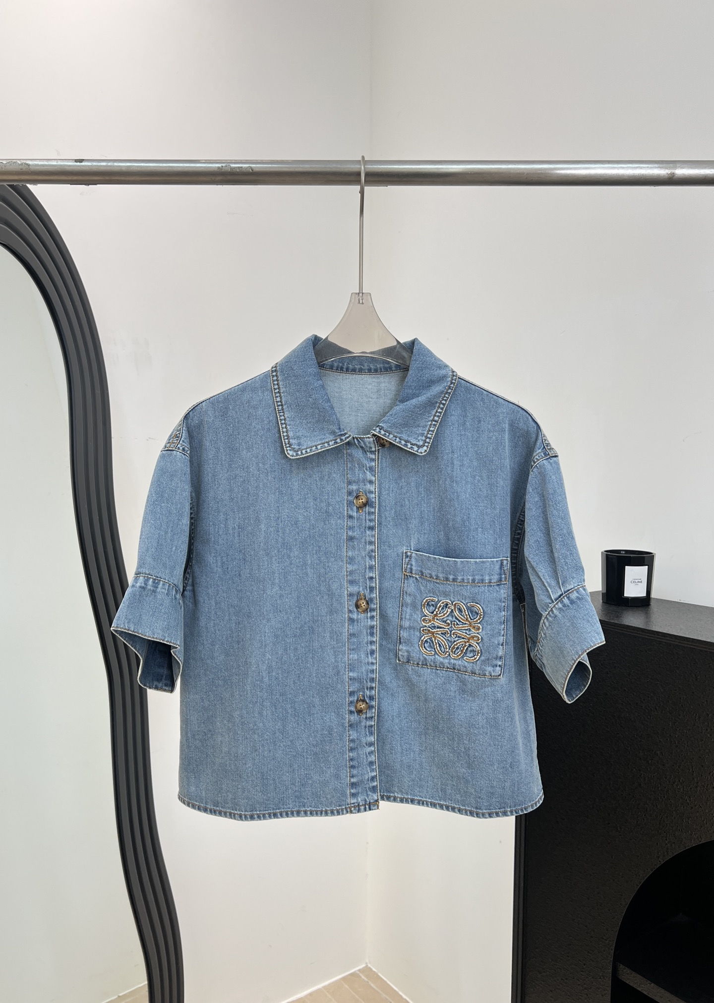 NO:870435,Loew* new spring and summer style denim shirt with pocket embroidery, light washed blue soft cotton fabric, short design to optimize body proportions, casual fit, size S M L,,loewe,shirts,19860909Loew* 春夏新款 口袋刺绣牛仔衬衫、浅水洗蓝色柔软棉质面料、短款设计优化身材比例、休闲版型 码数S M L,,loewe,shirts,,Women's clothing