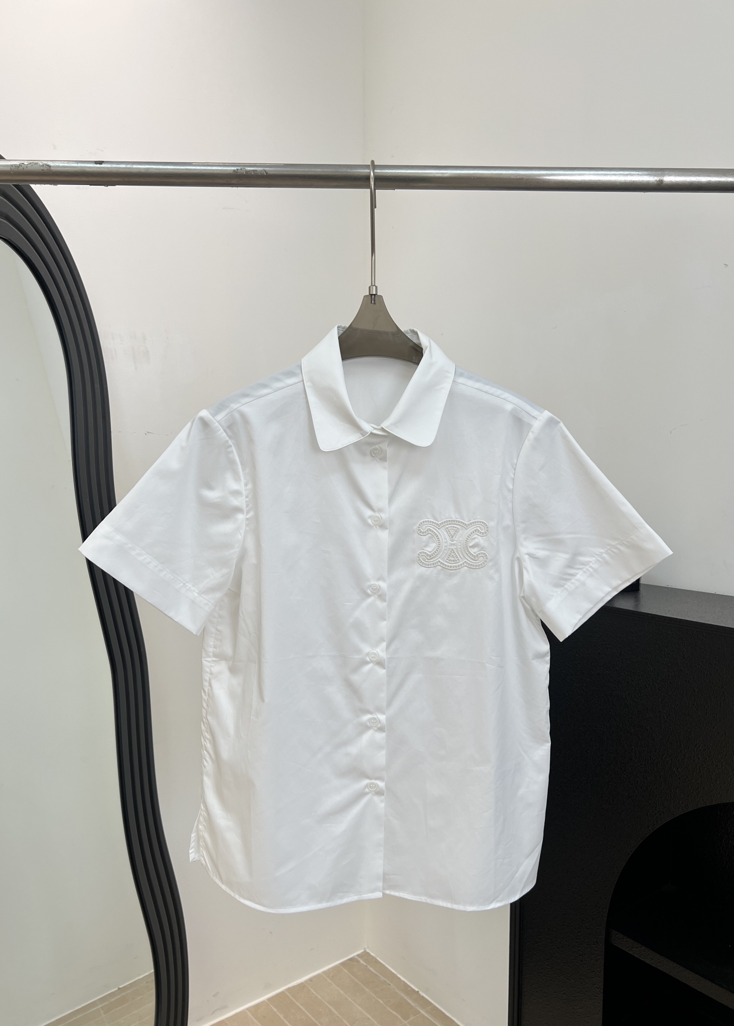 NO:870417,Celin* new spring and summer style white embroidered short-sleeved shirt, made of high-quality cotton fabric, classic lapel + Arc de Triomphe embroidery on the chest, casual fit, size S M L,,celine,T-shirt,19860909Celin* 春夏新款 白色刺绣短袖衬衣、采用质棉质面料、经典翻领+胸前凯旋门刺绣、休闲版型 码数S M L,,celine,T-shirt,,Women's clothing