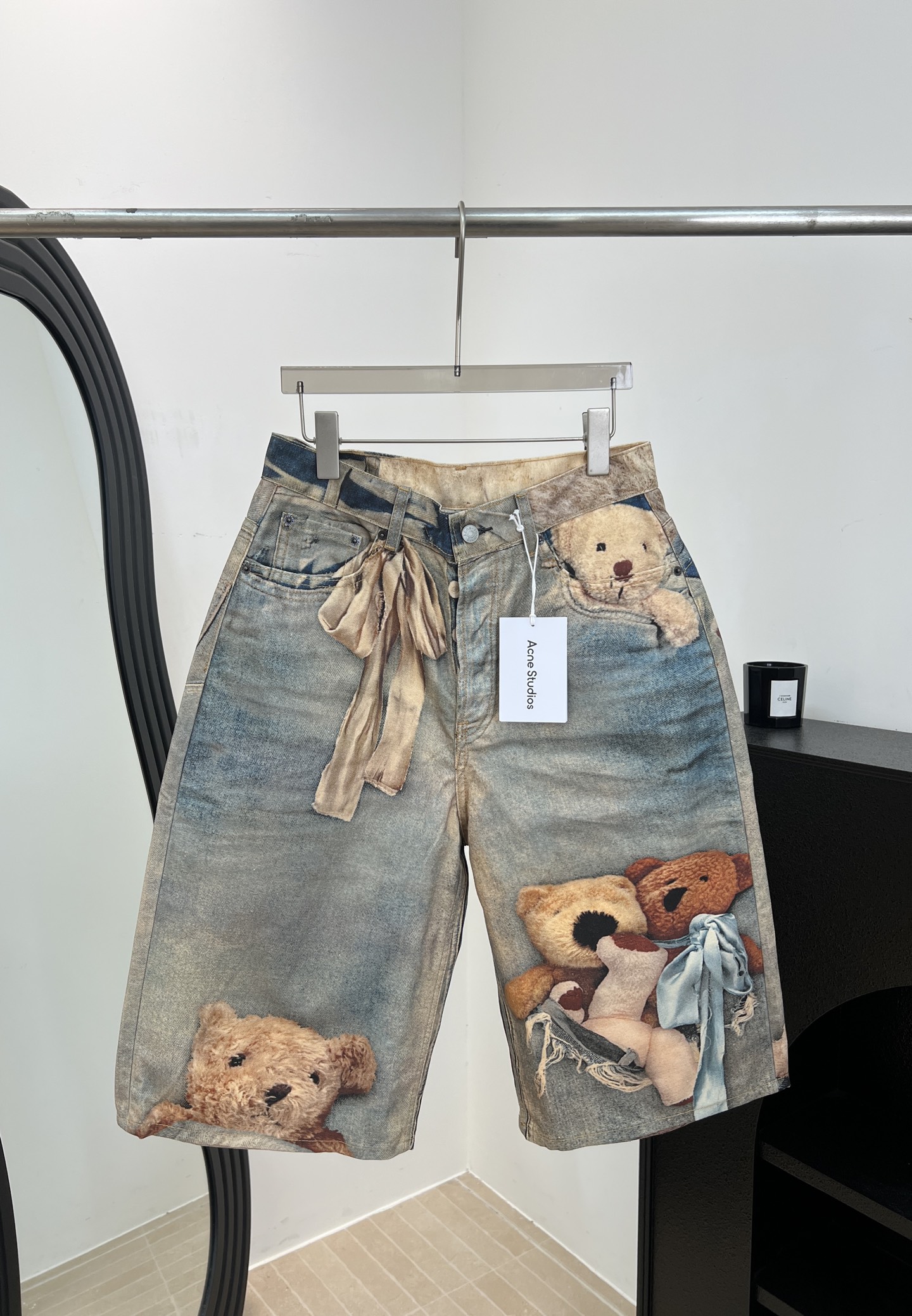 NO:870425,Acne Studio* new spring and summer style teddy bear 3D printed low-rise wide-leg denim pants, made of retro washed denim, embellished with three-dimensional teddy bear patterns on the pants, straight fit, same size for men and women, size XXS XXS XS S M L XL,,acne studios,dior,19860909Acne Studio* 春夏新款 泰迪熊3D印花低腰阔腿牛仔中裤、采用复古水洗丹宁布、裤身点缀立体泰迪熊图案、直筒版型、男女同款 码数XXS XXS XS S M L XL,,acne studios,dior,,Women's clothing