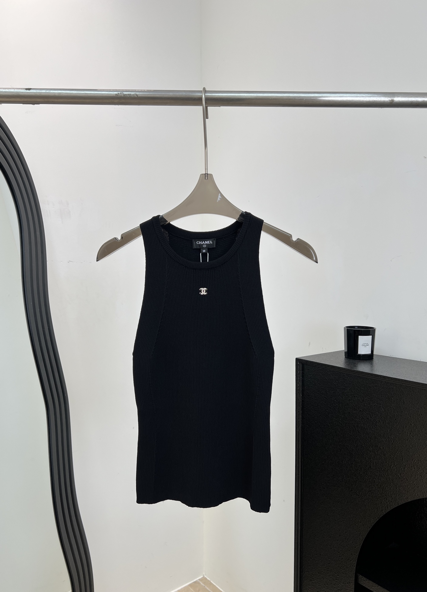 NO:871303,Chane* new spring and summer style black knitted vest, made of soft threaded Tencel, U-shaped neckline + metal double C logo, slim fit, elastic fabric, casual fit, size S M L,,chanel,19860909Chane* 春夏新款 黑色针织背心、采用柔软螺纹天丝、U型领口+金属双C标志、修身剪裁、面料有弹性、休闲版型 码数S M L,,chanel,,Women's clothing