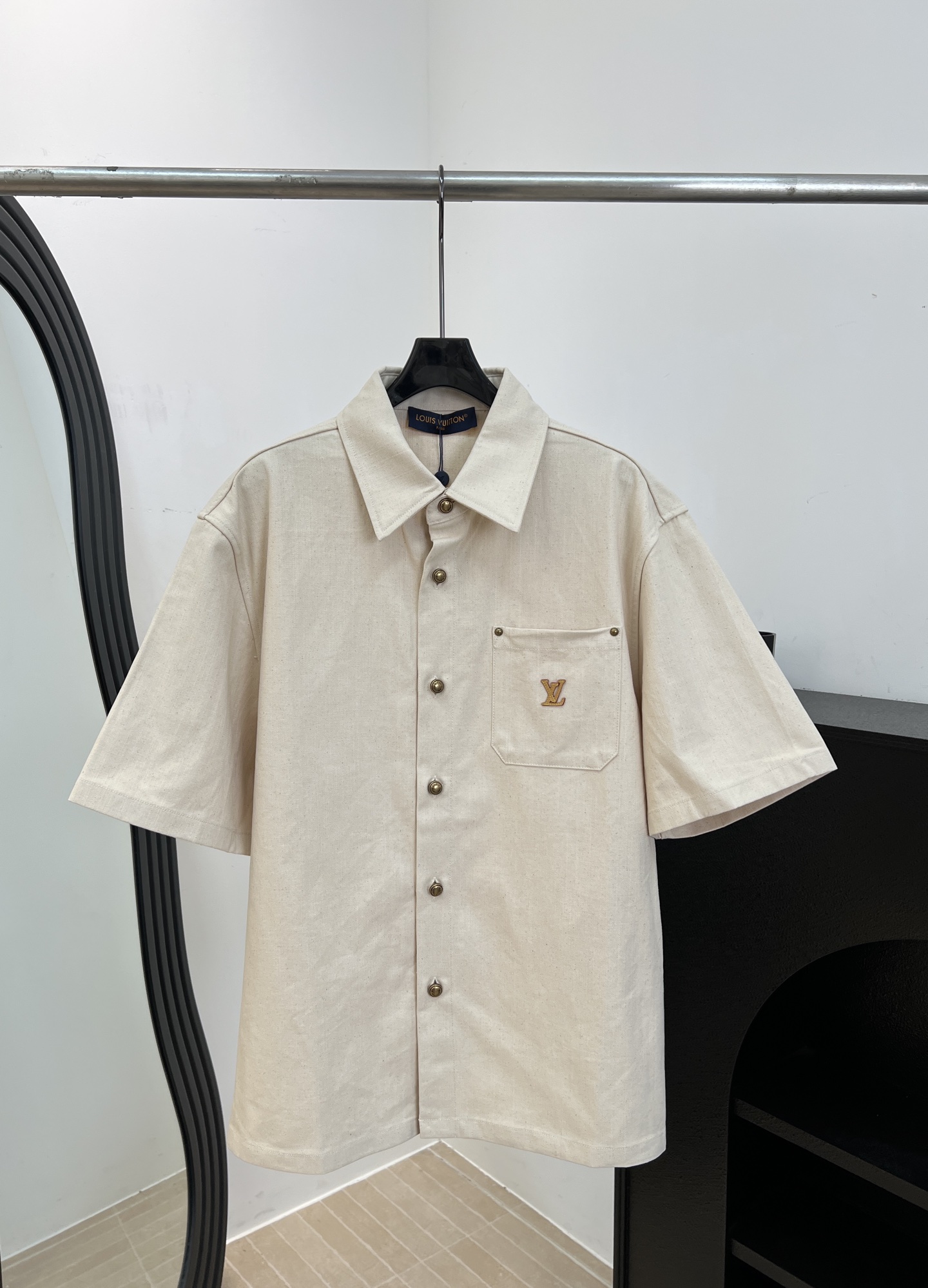 NO:909994,Men's LouisVuitto* Louis new autumn and winter style lapel short-sleeved denim shirt, custom-made beige silk-cotton blended fabric, chest pocket LV patch inspired by VVN leather, dome metal button placket, rivets decorate the pocket, loose fit, size S M L XL,, louis vuitton, louis vuitton, louis vuitton, T-shirt,19860909男款LouisVuitto* 路易 秋冬新款 翻领短袖牛仔衬衣、订制米色丝棉混纺面料、胸袋LV贴饰汲取VVN皮革灵感、圆顶金属纽扣开合门襟 铆钉装饰袋口、宽松版型 码数S M L XL,,louis vuitton,louis vuitton,louis vuitton,T-shirt,,Women's clothing