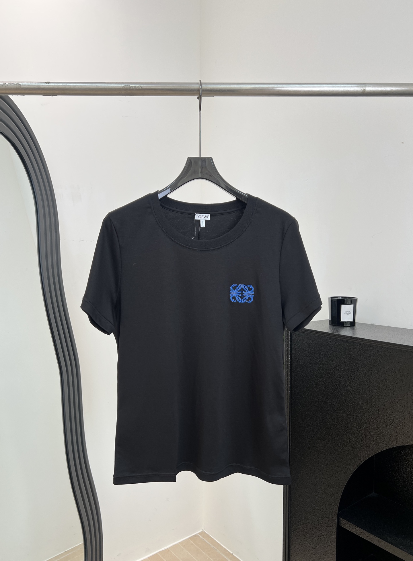 NO:871327,Loew* new spring and summer embroidered short-sleeved T-shirt, made of pure cotton fabric, thin fabric, soft and breathable, blue geometric embroidery on the chest, simple and detailed, casual fit, size S M L XL,, loewe, T-shirt, tees, t-shirt,19860909Loew* 春夏新款 刺绣短袖T恤、采用纯棉面料、薄面料柔软透气、胸前蓝色几何刺绣、简约又有细节感、休闲版型 码数S M L XL,,loewe,T-shirt,tees，t-shirt,,Women's clothing