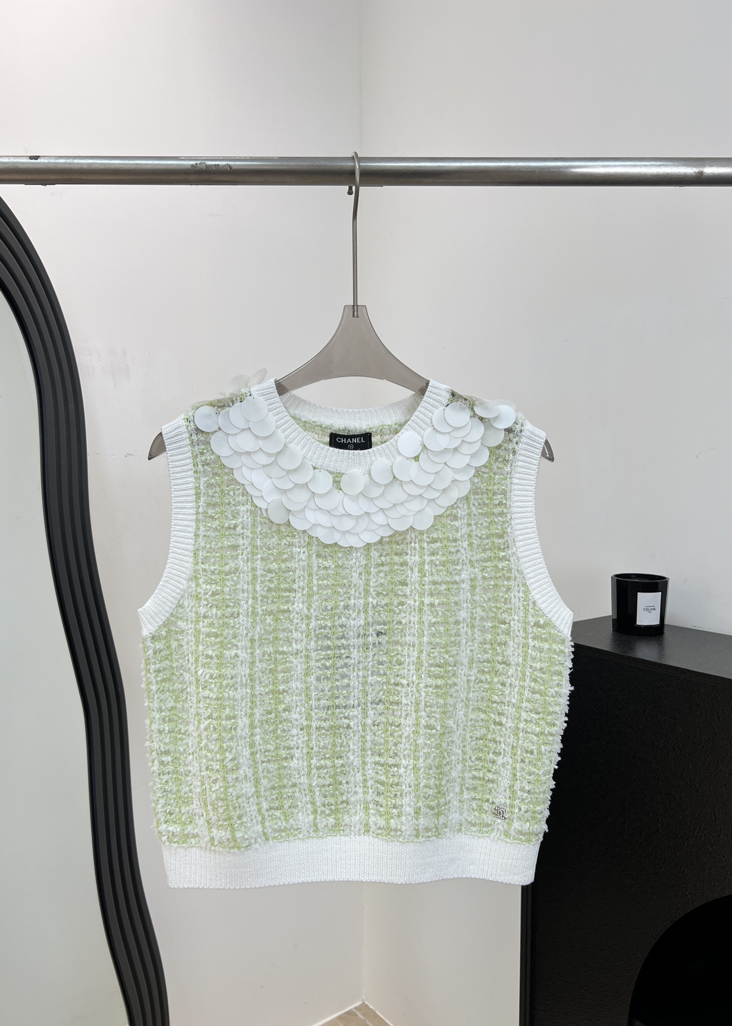 NO:871319,Chane* new spring and summer style tweed sleeveless top, light yellow + white plaid pattern, white fan-shaped decoration on the collar, super layered, sleeveless design with double C logo in the lower right corner, casual fit, size S M L,,chanel,19860909Chane* 春夏新款 粗花呢无袖上衣、浅黄+白色格纹、领口白色扇形装饰超有层次感、无袖设计右下角双C标志、休闲版型 码数S M L,,chanel,,Women's clothing