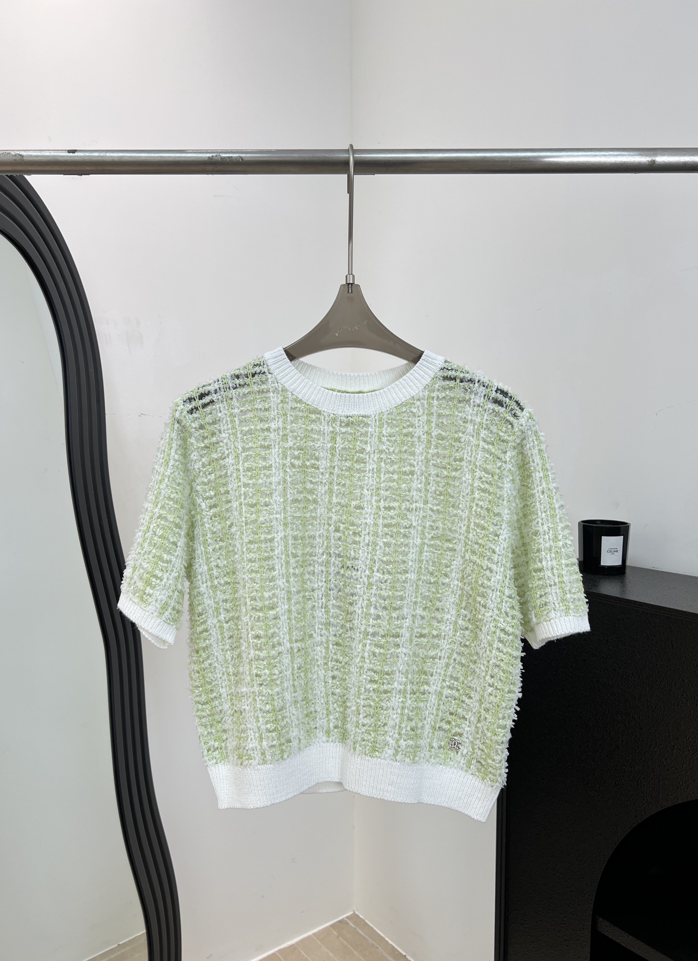 NO:871310,Chane* Spring and Summer New Style Green knitted short-sleeved T-shirt, light knitted fabric, soft and breathable, white stripe embellishment, white lace at the hem, hollow design, no lining, casual fit, size S M L,,chanel,T-shirt,19860909Chane* 春夏新款 绿色针织短袖T、轻薄针织面料、柔软透气、白色条纹点缀、下摆有白色花边、镂空设计、没有内里、休闲版型 码数S M L,,chanel,T-shirt,,Women's clothing