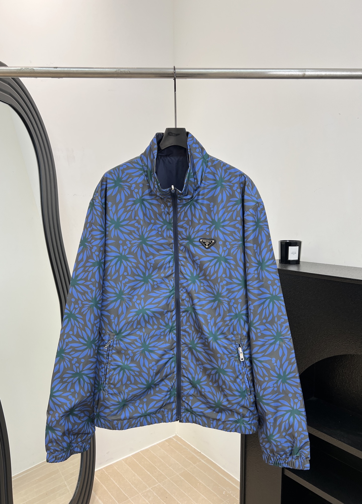 NO:909988,Men's Prad* Early autumn new style, reversible nylon jacket, lightweight waterproof nylon material, retro floral on one side, solid navy blue on the other side, classic triangle logo on the chest, side zipper pockets, loose fit, size S M L XL,, prada, jackets & coats,19860909男款Prad* 早秋新款 双面穿尼龙夹克、轻量防水尼龙材质、一面复古花卉、另一面藏蓝纯色、胸前经典三角标、侧边拉链口袋、宽松版型 码数S M L XL,,prada,jackets & coats,,Women's clothing