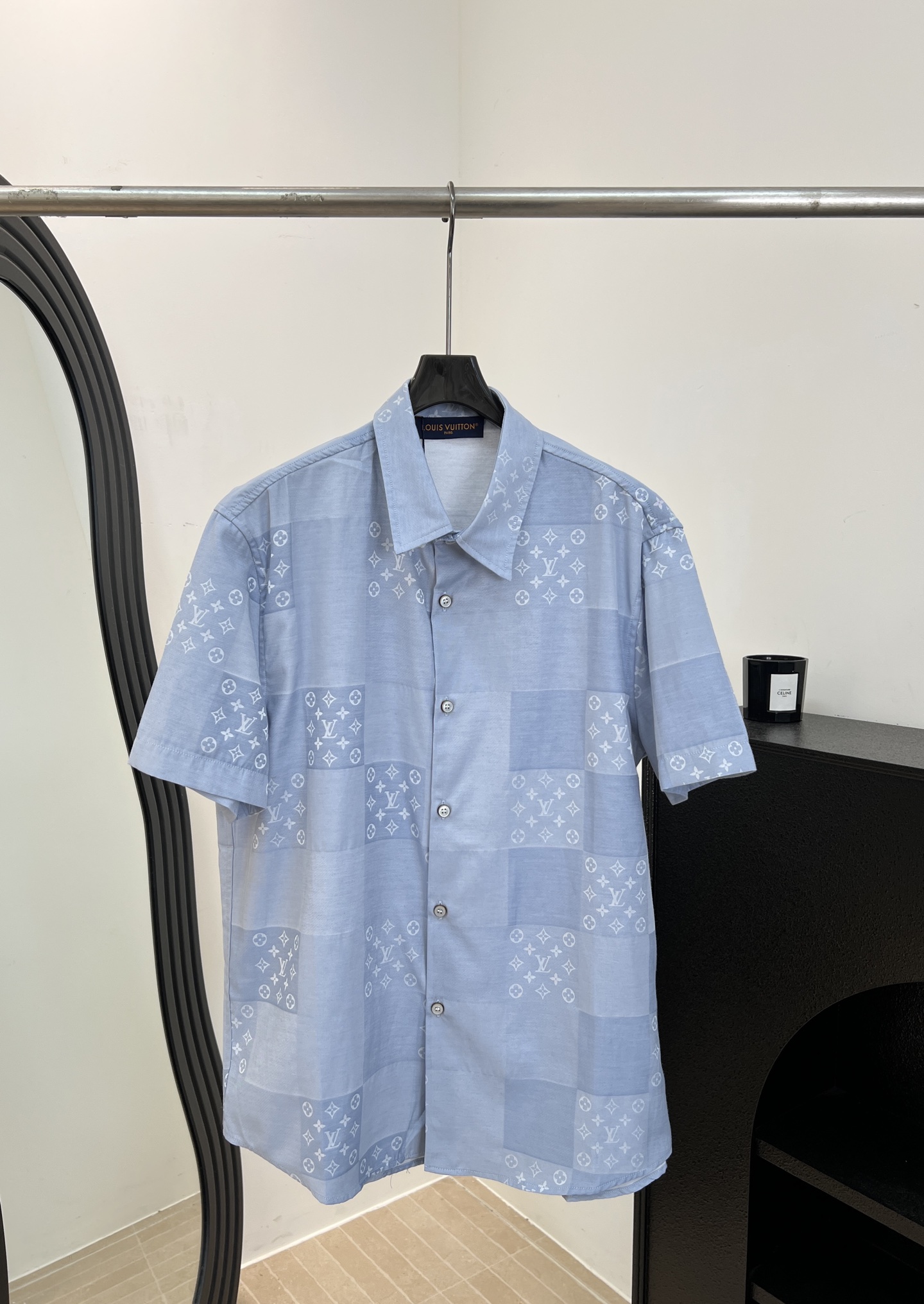 NO:910011,Men's LouisVuitto* Louis early autumn new style blue plaid printed short-sleeved shirt, classic Monogram pattern, light cotton breathable fabric, pearl button details, loose fit, size S M L XL,,louis vuitton,louis vuitton,shirts,T-shirt,19860909男款LouisVuitto* 路易 早秋新款 蓝格子印花短袖衬衫、经典Monogram图案、轻薄棉质透气面料、珍珠纽扣细节、宽松版型 码数S M L XL,,louis vuitton,louis vuitton,shirts,T-shirt,,Women's clothing
