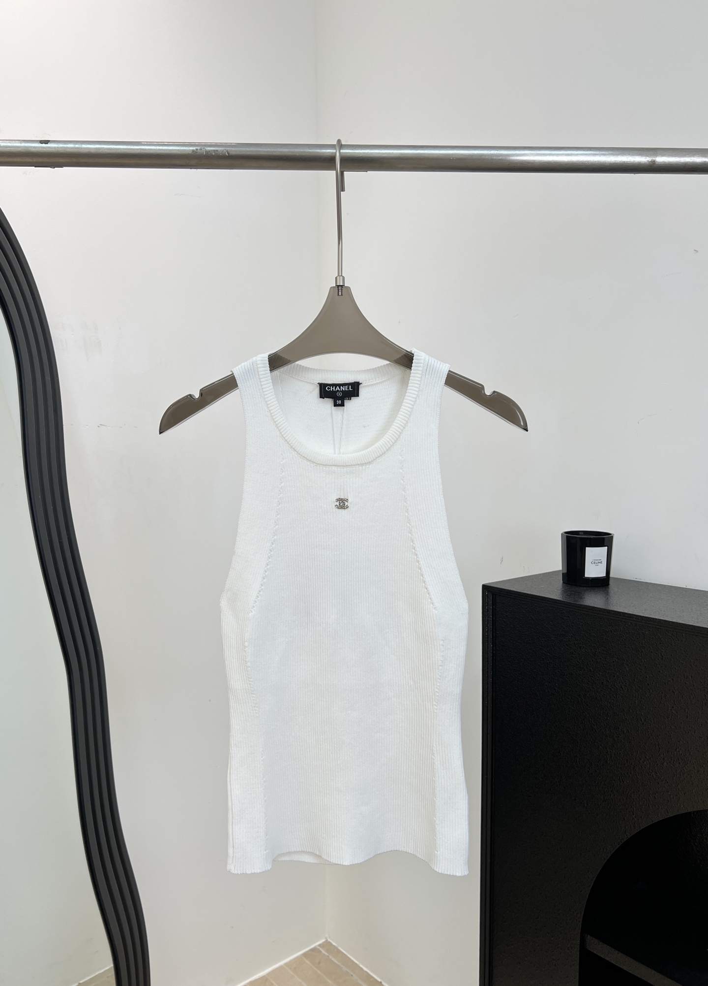 NO:871379,Chane* new spring and summer style white knitted vest, made of soft threaded Tencel, U-shaped neckline + metal double C logo, slim fit, elastic fabric, casual fit, size S M L,,chanel,19860909Chane* 春夏新款 白色针织背心、采用柔软螺纹天丝、U型领口+金属双C标志、修身剪裁、面料有弹性、休闲版型 码数S M L,,chanel,,Women's clothing