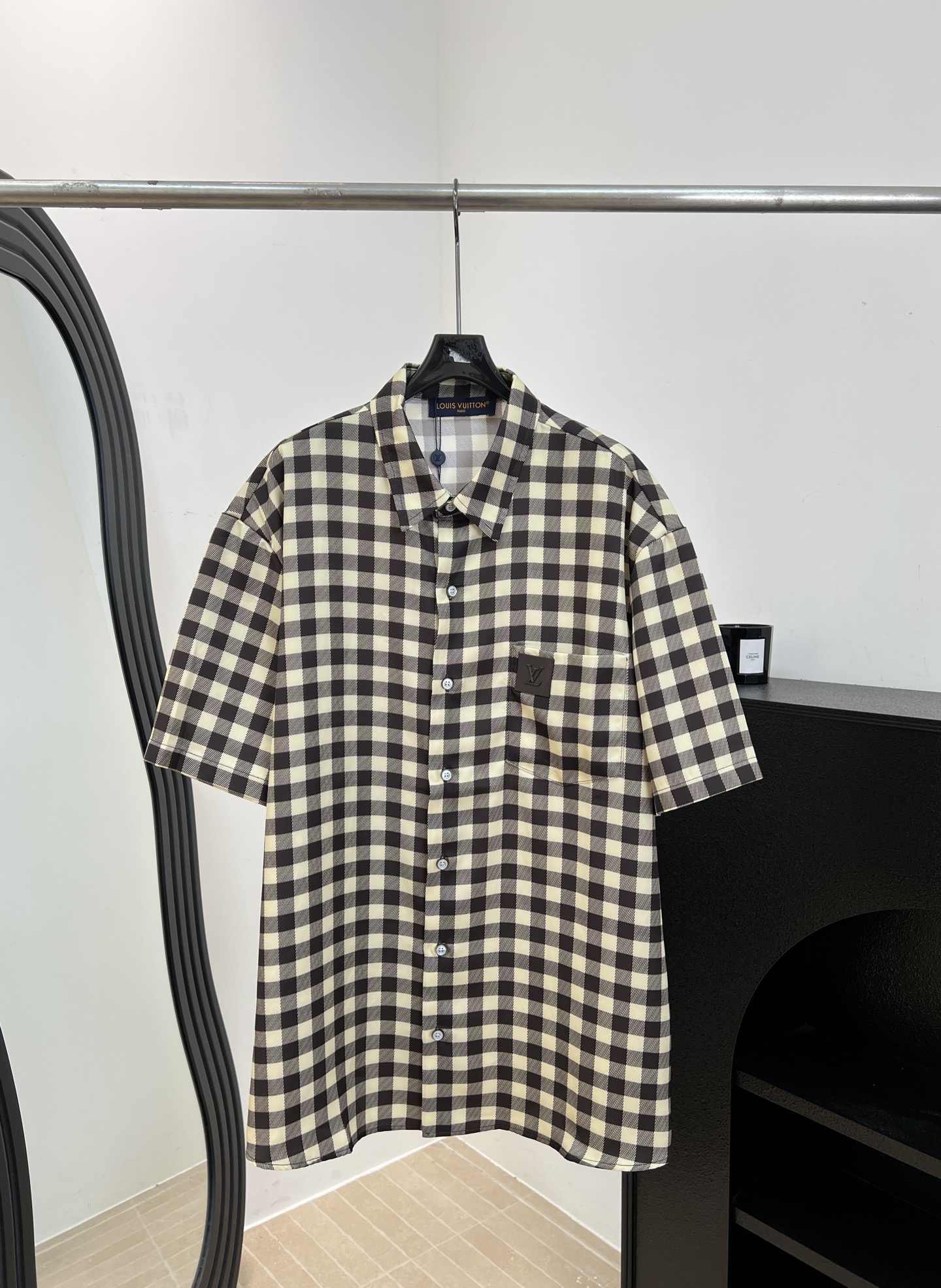 NO:909991,Men's LouisVuitto* Louis new autumn and winter plaid lapel short-sleeved shirt, custom-made black rice plaid silk fabric, one-sided patch pocket on the chest, square three-dimensional brand logo leather patch, checked straight cut, loose fit, size S M L XL,, louis vuitton, louis vuitton, T-shirt,19860909男款LouisVuitto* 路易 秋冬新款 格纹翻领短袖衬衣、订制黑米格纹丝质面料、前胸单侧贴布口袋、方形立体品牌logo皮牌、对格直筒版型剪裁、宽松版型 码数S M L XL,,louis vuitton,louis vuitton,T-shirt,,Women's clothing