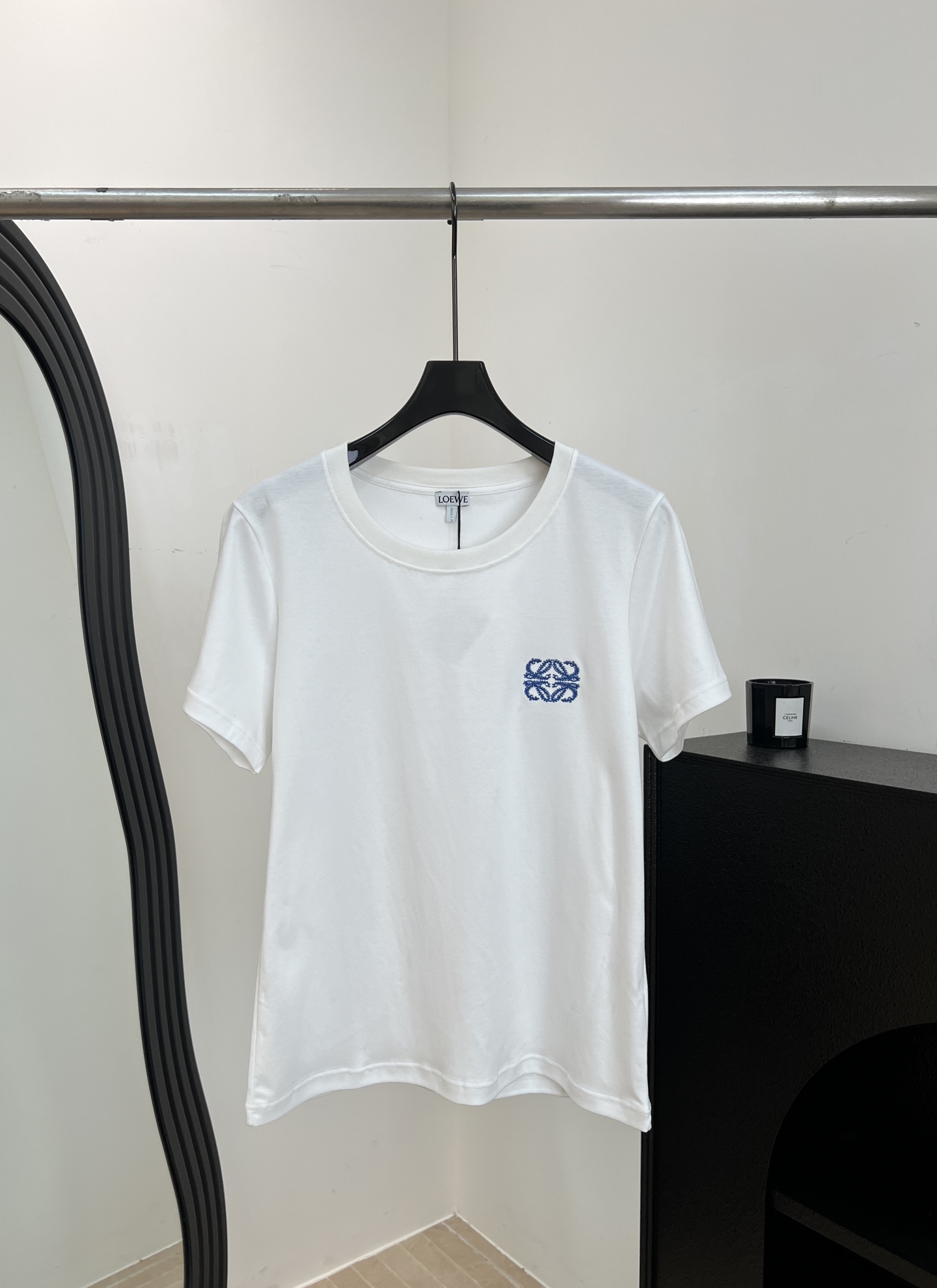NO:871318,Loew* new spring and summer embroidered short-sleeved T-shirt, made of pure cotton fabric, thin fabric, soft and breathable, blue geometric embroidery on the chest, simple and detailed, casual fit, size S M L XL,, loewe, T-shirt, tees, t-shirt,19860909Loew* 春夏新款 刺绣短袖T恤、采用纯棉面料、薄面料柔软透气、胸前蓝色几何刺绣、简约又有细节感、休闲版型 码数S M L XL,,loewe,T-shirt,tees，t-shirt,,Women's clothing
