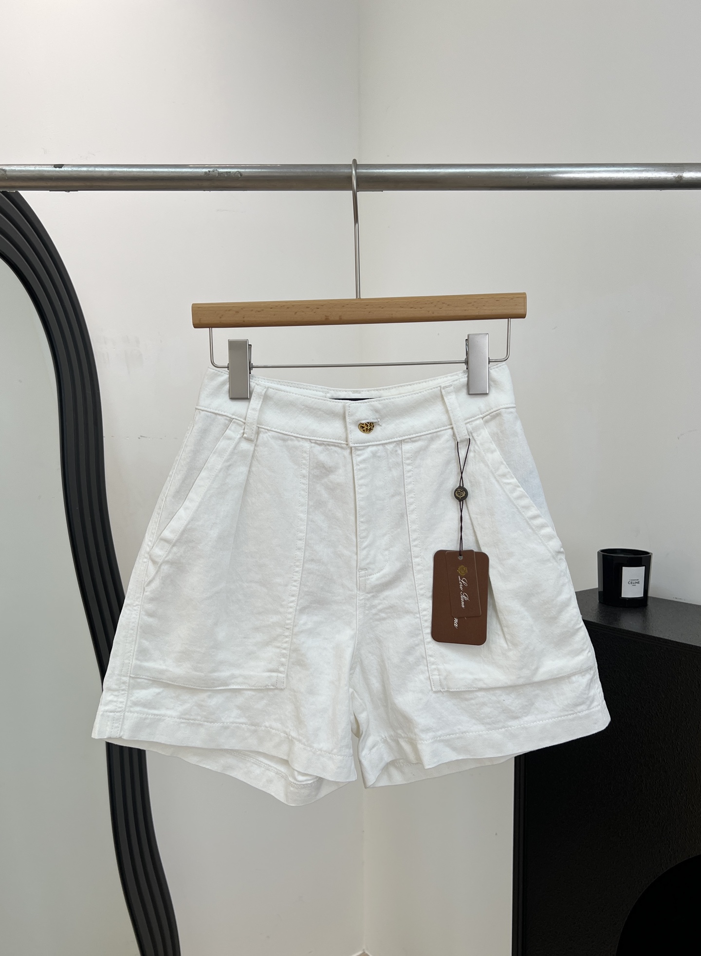 NO:872458,Loro Pian* LP spring and summer new style high-waisted wide-leg cargo shorts, made of denim fabric, high-waisted A-line version slimming and flattering leg shape, casual version size S M L,,loro piana,loro piana,shorts,19860909Loro Pian* LP 春夏新款 高腰阔腿工装短裤、采用牛仔面料、高腰A字版型显瘦又修饰腿型、休闲版型 码数S M L,,loro piana,loro piana,shorts,,Women's clothing