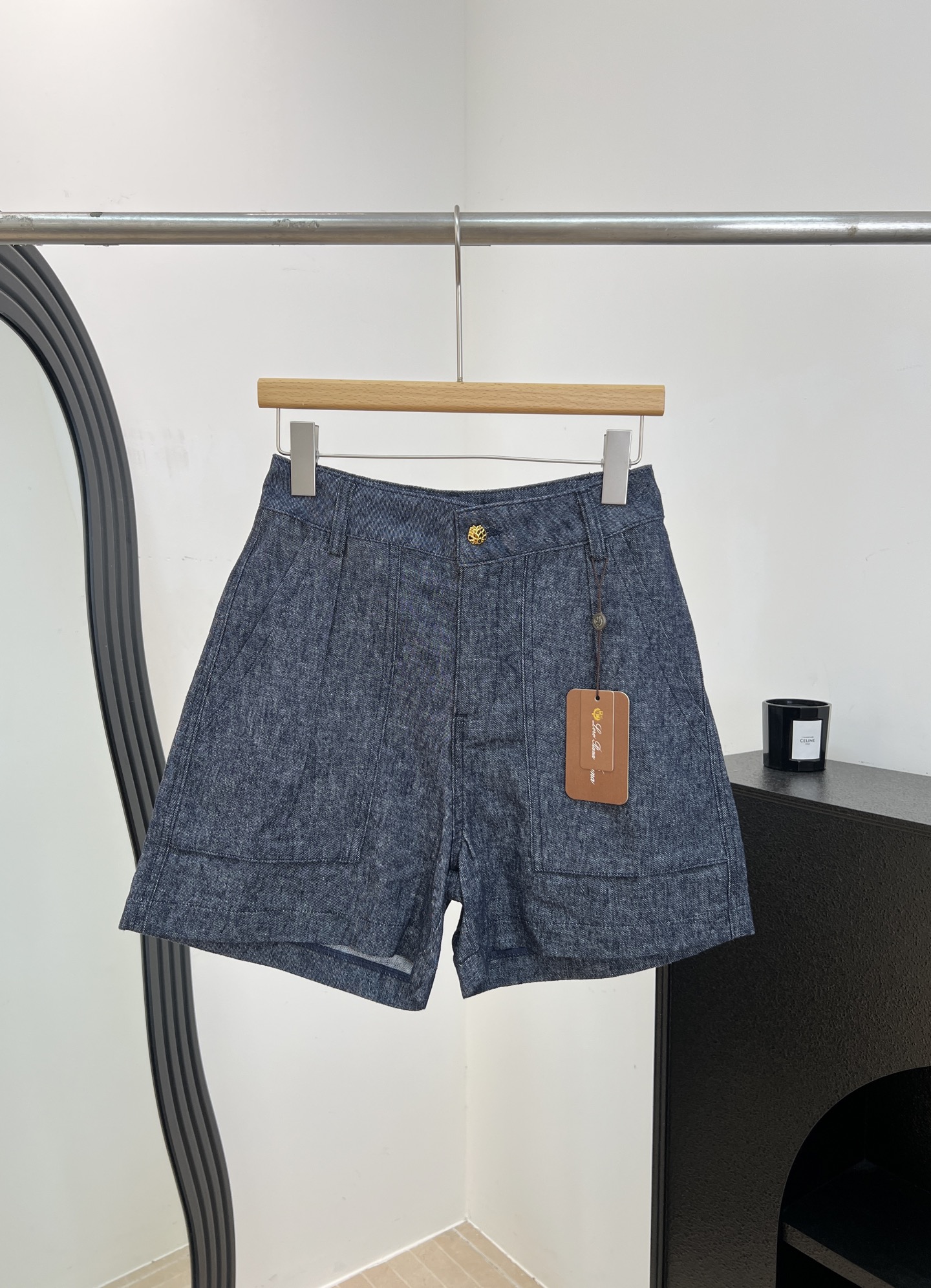 NO:872464,Loro Pian* LP spring and summer new style high-waisted wide-leg cargo shorts, made of denim fabric, high-waisted A-line version slimming and flattering leg shape, casual version size S M L,,loro piana,loro piana,shorts,19860909Loro Pian* LP 春夏新款 高腰阔腿工装短裤、采用牛仔面料、高腰A字版型显瘦又修饰腿型、休闲版型 码数S M L,,loro piana,loro piana,shorts,,Women's clothing