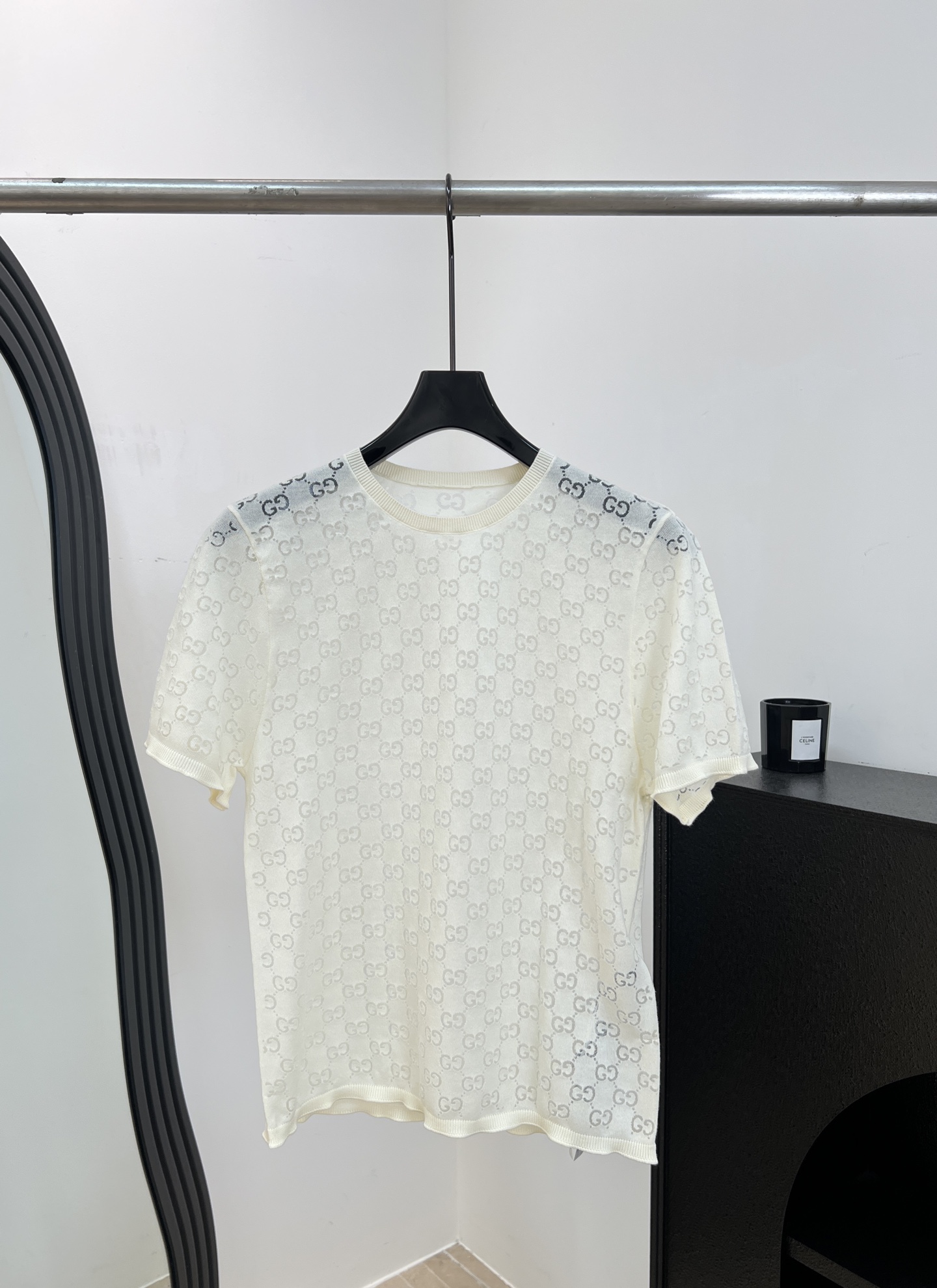 NO:872452,Gucc new spring and summer GG jacquard short-sleeved T-shirt, all-over double GG texture design, cotton blended knitted fabric, hollow, soft and breathable, ear-edge cuff details, casual fit, size S M L,, gucci, T-shirt, tees, t-shirt,19860909Gucc 春夏新款 GG提花短袖T恤、满幅双GG织纹设计、棉质混纺针织面料、镂空柔软透气、木耳边袖口细节、休闲版型 码数S M L,,gucci,T-shirt,tees，t-shirt,,Women's clothing