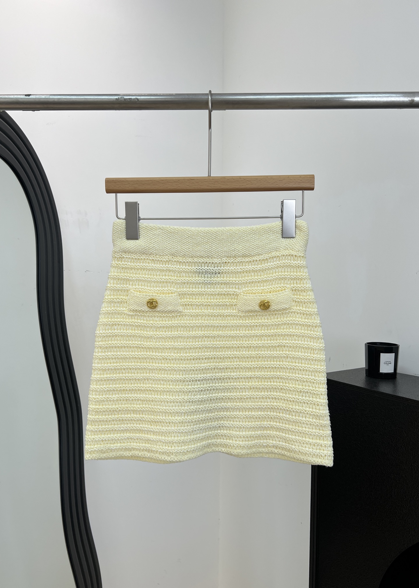NO:872429,One set from Chane* Spring and summer new style lemon yellow knitted skirt, lemon yellow wool blended soft knitted material, high-waisted A-line version to modify the waistline, elongate the leg proportions, make you look taller and slimmer, gold button embellishment, casual fit, size S M L,,chanel,skirts,19860909一套出.Chane* 春夏新款 柠檬黄针织半裙、柠檬黄羊毛混纺柔软针织材质、高腰A字版型修饰腰线、拉长腿部比例、显高显瘦 金色纽扣点缀、休闲版型 码数S M L,,chanel,skirts,,Women's clothing