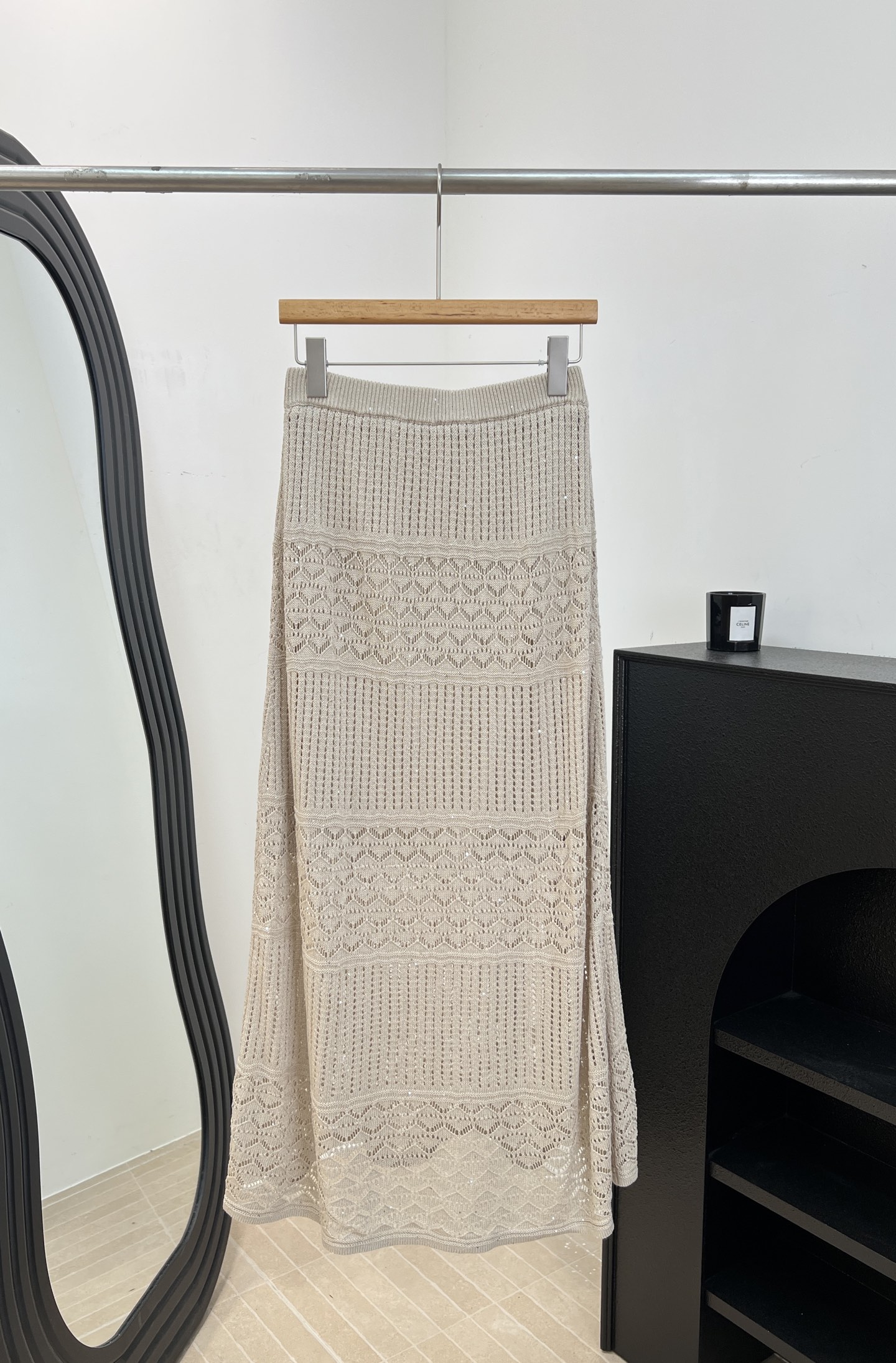 NO:872438,One set is available. Chane* new spring and summer style hollow knitted skirt, made of pure cotton blended fabric, breathable and comfortable, geometric hollow pattern on the skirt, full of layers, draped cut to modify the leg shape, casual fit, size S M L,,chanel,skirts,19860909一套出.Chane* 春夏新款 镂空针织半身裙、采用纯棉混纺面料、透气又舒适、裙身几何镂空花纹、层次感满满、垂顺剪裁修饰腿型、休闲版型 码数S M L,,chanel,skirts,,Women's clothing