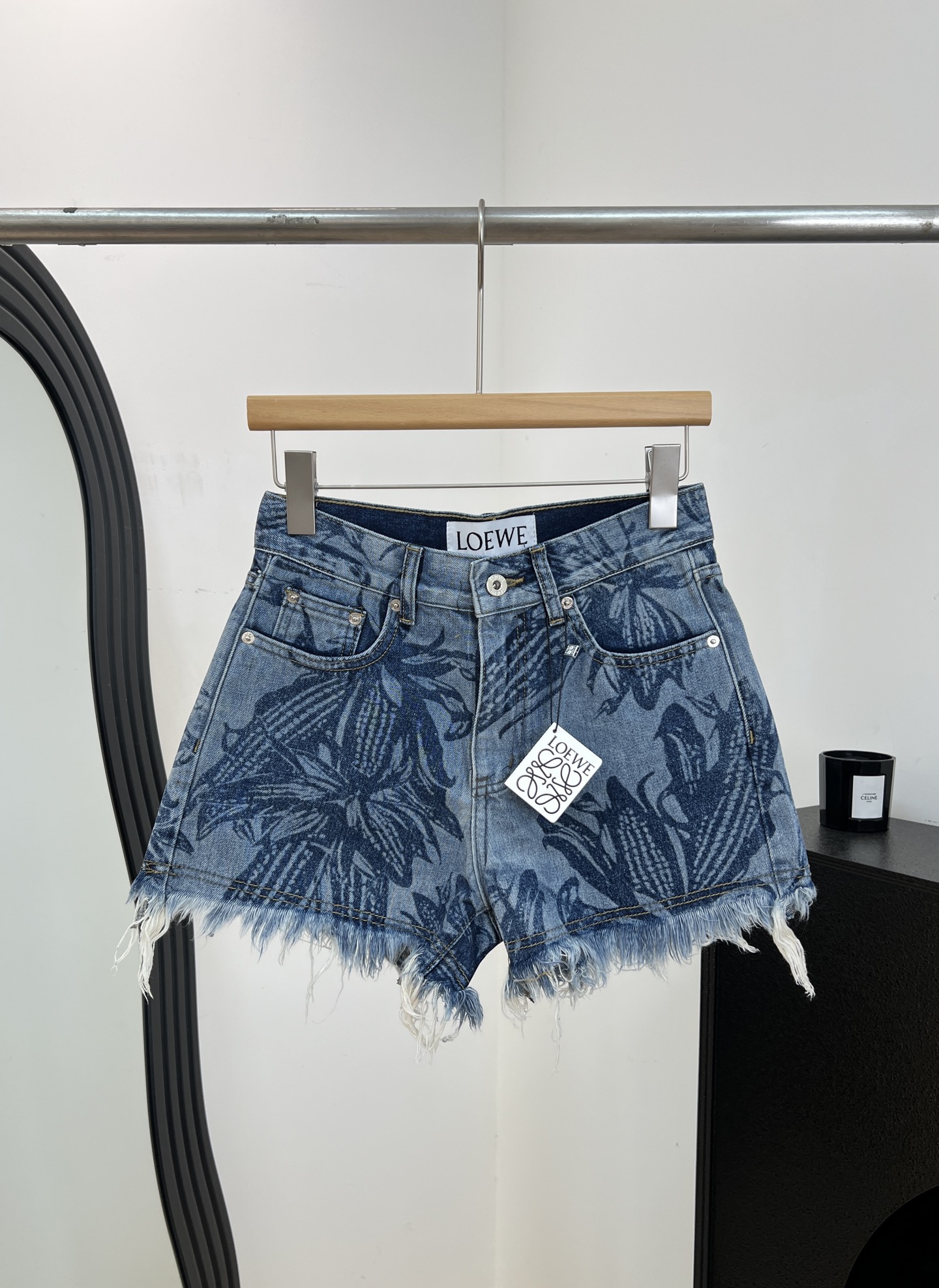 NO:872474,Loew* new spring and summer corn print denim shorts, made of high-quality denim, raw edge design, corn print inspired by summer islands, casual fit, size S M L,,loewe,shorts,19860909Loew* 春夏新款 玉米印花牛仔短裤、采用高品质牛仔布、毛边设计、玉米印花灵感来自夏日海岛、休闲版型 码数S M L,,loewe,shorts,,Women's clothing