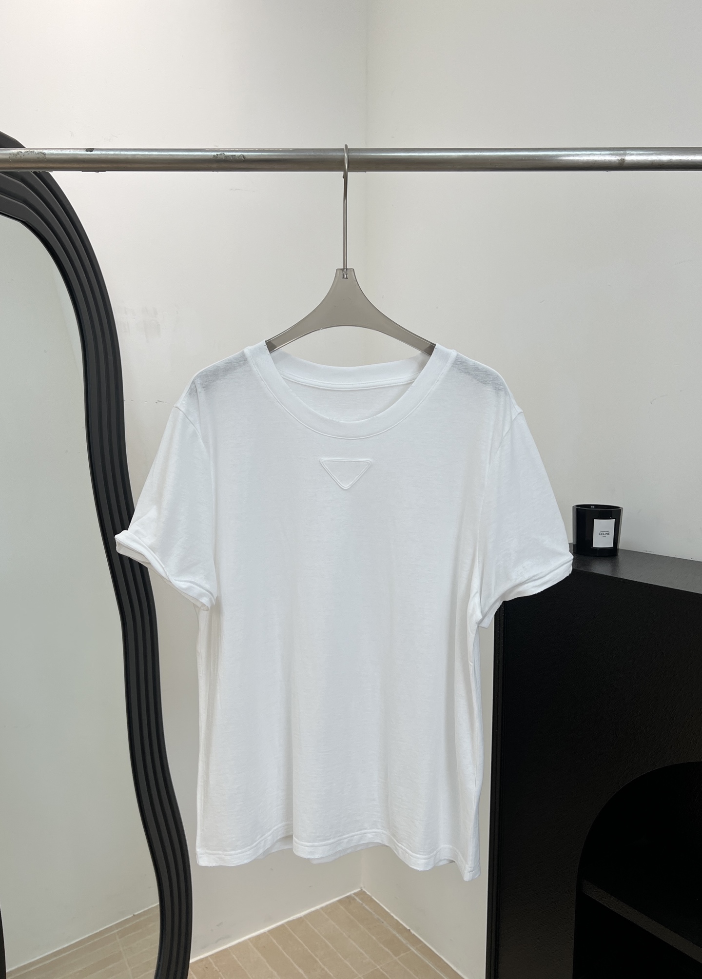 NO:872389,Prad* spring and summer new model, classic triangle logo white T-shirt, made of cotton fabric that is soft, skin-friendly and breathable, low-key triangle logo on the chest, cuffs with cartilage support, loose fit + slightly arc hem, casual fit, size S M L,, prada, tees, t-shirt,19860909Prad* 春夏新款 经典三角标白色T恤、采用棉质面料柔软亲肤又透气、胸前低调三角标、袖口有软骨支撑、宽松版型+微弧下摆、休闲版型 码数S M L,,prada,tees，t-shirt,,Women's clothing