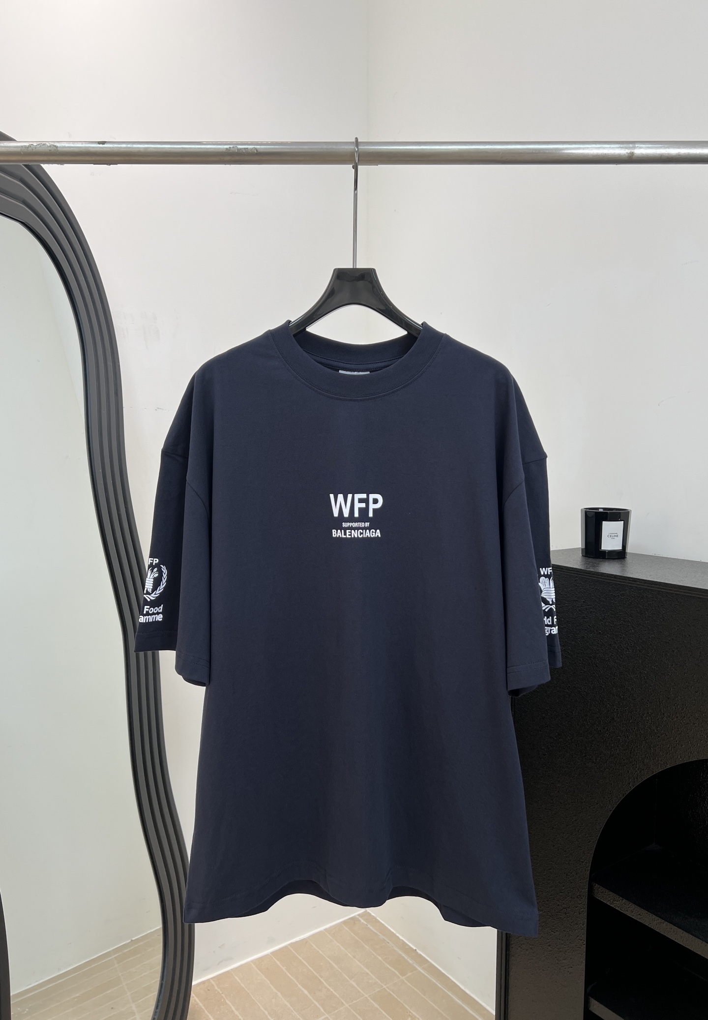 NO:872369,BALENCIAG*A Paris Spring and Summer New WFP co-branded short-sleeved T-shirt, navy blue washed cotton fabric, 'WFP printed words on the front, cuff grain badge pattern, large English typesetting + brand logo on the back, loose fit, size S M L XL,, balenciaga, T-shirt, tees, t-shirt,19860909BALENCIAG*A 巴黎 春夏新款 WFP联名款短袖T恤、藏蓝洗水棉质面料、正面印有“WFP印花字样、袖口粮食徽章图案、背面大段英文排版+品牌标志、宽松版型 码数S M L XL,,balenciaga,T-shirt,tees，t-shirt,,Women's clothing