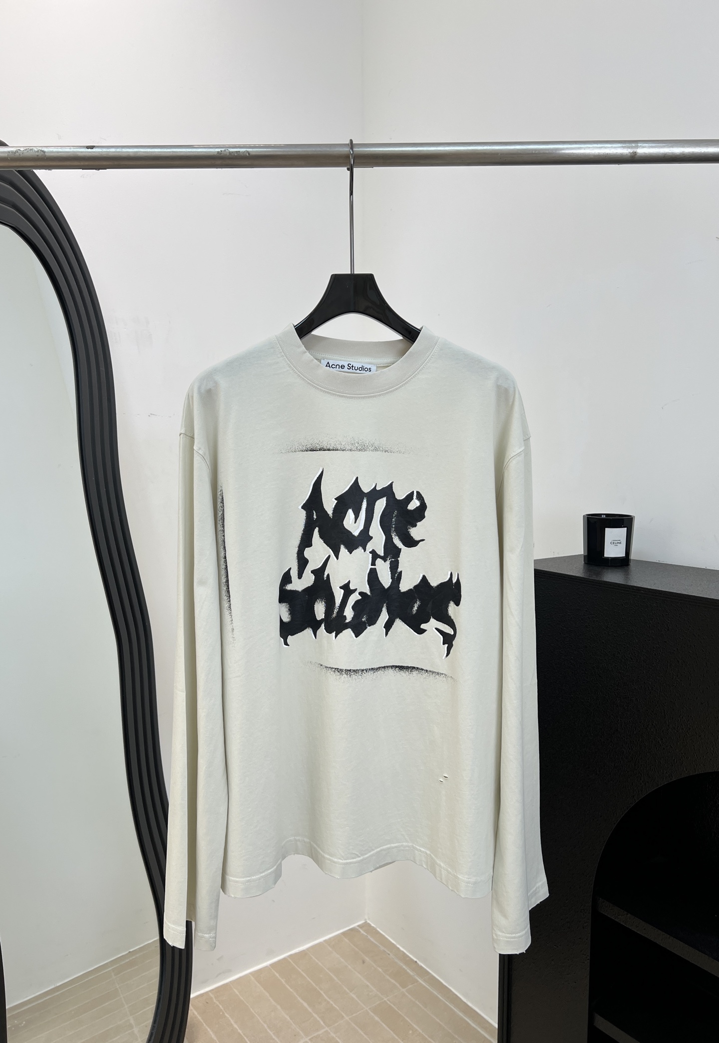 NO:878001,Acne Studio* spring and summer new model, long-sleeved T-shirt with spray-painted printed letters, made of cotton fabric, the washed fabric is softer and more breathable, black spray-painted Gothic logo on the front, loose shoulder design, same size for men and women, size S M L,,acne studios,dior,19860909Acne Studio* 春夏新款 喷漆印花字母长袖T、采用棉质面料、洗水处理后的面料更柔软透气、正面黑色喷漆哥特Logo、宽松落肩设计、男女同款 码数S M L,,acne studios,dior,,Women's clothing