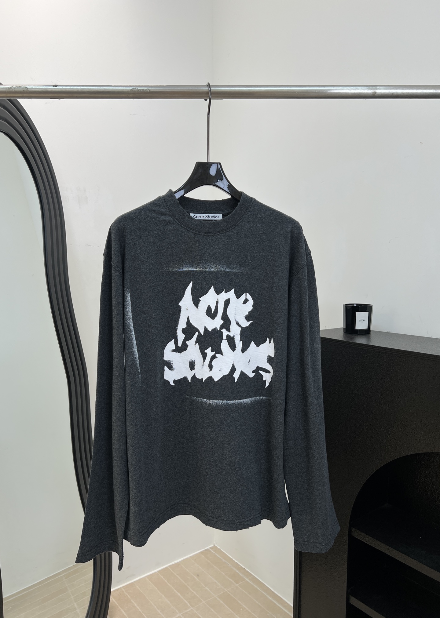 NO:878003,Acne Studio* spring and summer new model, long-sleeved T-shirt with spray-painted printed letters, made of cotton fabric, the washed fabric is softer and more breathable, black spray-painted Gothic logo on the front, loose shoulder design, same size for men and women, size S M L,,acne studios,dior,19860909Acne Studio* 春夏新款 喷漆印花字母长袖T、采用棉质面料、洗水处理后的面料更柔软透气、正面黑色喷漆哥特Logo、宽松落肩设计、男女同款 码数S M L,,acne studios,dior,,Women's clothing