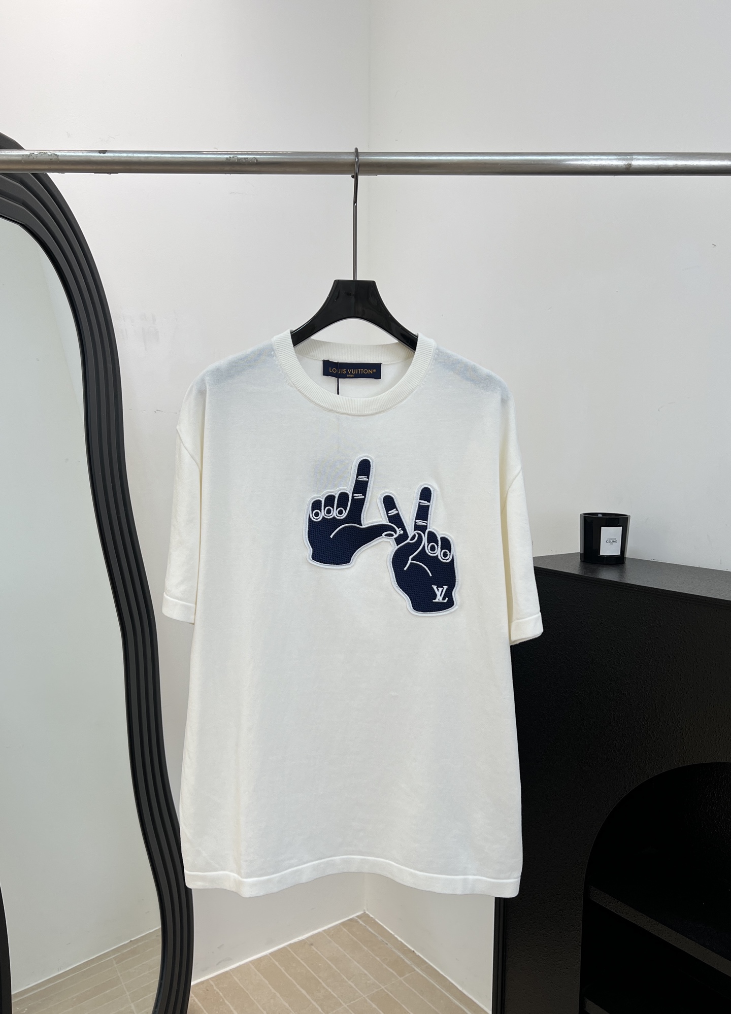 NO:877997,LouisVuitto* Louis spring and summer new style, gesture embroidered knitted short sleeves, milky white cotton knitting, front hands embroidery, LV embroidered logo details, loose fit, same style for men and women, size S M L XL,,louis vuitton,louis vuitton,louis vuitton,T-shirt,19860909LouisVuitto* 路易 春夏新款 手势刺绣针织短袖、奶白色纯棉针织、正面双手刺绣、LV刺绣标志细节、宽松版型、男女同款 码数S M L XL,,louis vuitton,louis vuitton,louis vuitton,T-shirt,,Women's clothing