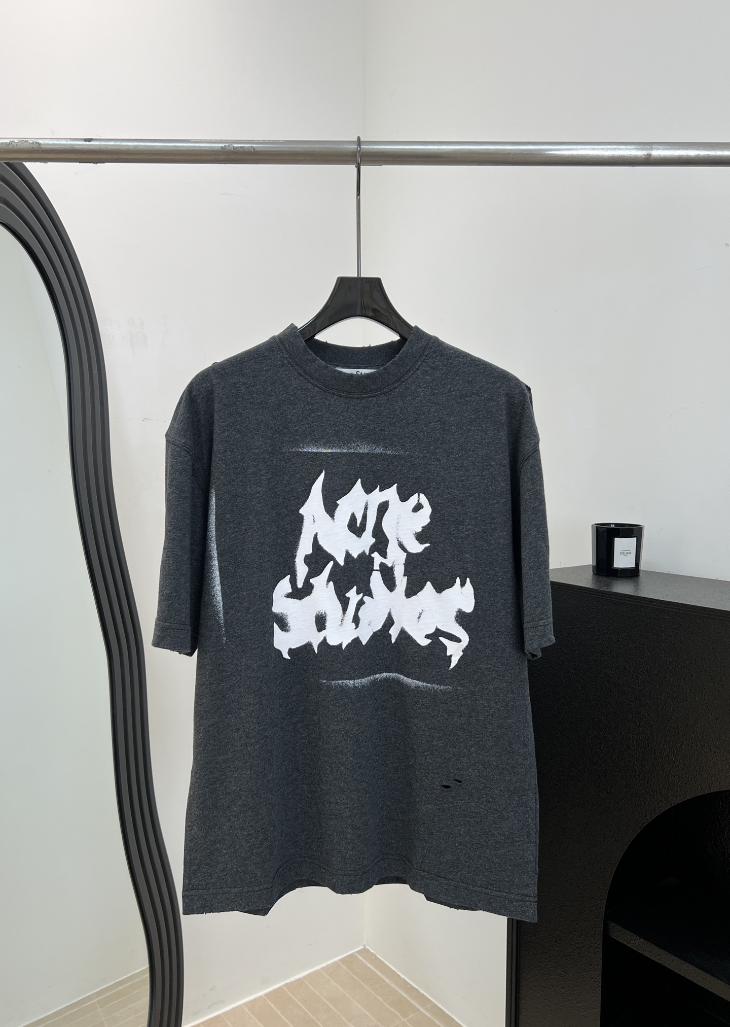 NO:878590,Acne Studio* new spring and summer style, short-sleeved T-shirt with spray-painted printed letters, made of cotton fabric, the washed fabric is softer and more breathable, black spray-painted Gothic logo on the front, loose shoulder design, same size for men and women, size S M L,,acne studios,dior,T-shirt,19860909Acne Studio* 春夏新款 喷漆印花字母短袖T、采用棉质面料、洗水处理后的面料更柔软透气、正面黑色喷漆哥特Logo、宽松落肩设计、男女同款 码数S M L,,acne studios,dior,T-shirt,,Women's clothing