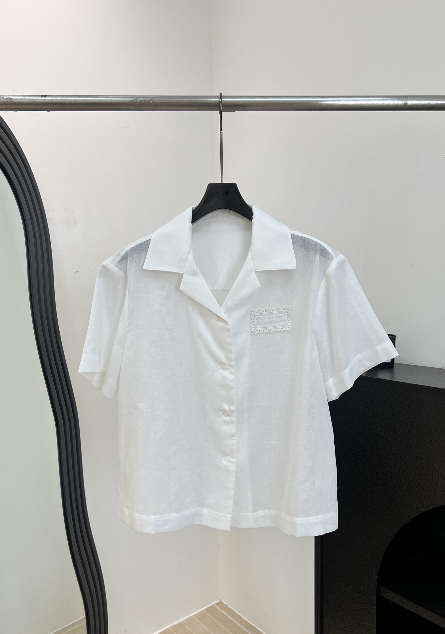 NO:878873,LouisVuitto* Louis spring and summer new style Cuban collar short-sleeved shirt, made of high-count cotton poplin, breathable, thin and skin-friendly, dropped shoulder design to modify the body shape, patch pocket embroidery on the chest, casual fit, size S M L,,louis vuitton,louis vuitton,shirts,T-shirt,19860909LouisVuitto* 路易 春夏新款 古巴领短袖衬衫、采用高支棉府绸、透气轻薄亲肤、落肩设计修饰身形、胸前贴布袋刺绣、休闲版型 码数S M L,,louis vuitton,louis vuitton,shirts,T-shirt,,Women's clothing
