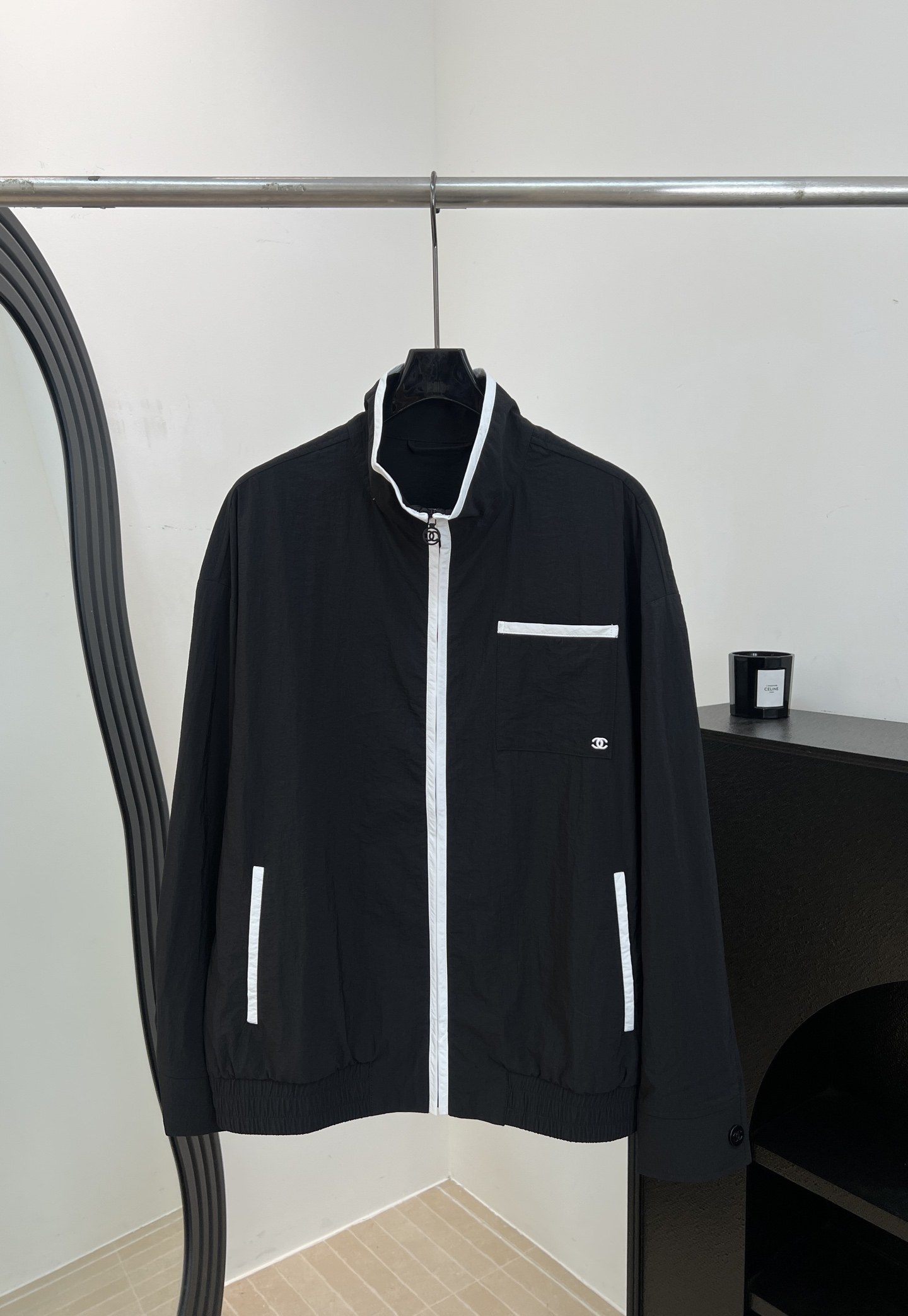 NO:878866,Chane* Spring and Summer new model Coco Beach black and white contrasting stand-collar jacket, made of light polyester fiber material, black main tone with white piping, elastic waistband at the hem, light and breathable, casual fit Size S M L,,chanel,jackets & coats,jackets & coats,19860909Chane* 春夏新款 Coco Beach黑白撞色立领夹克外套、采用轻薄聚酯纤维材质、黑色主调搭配白色滚边 下摆松紧腰头、轻薄透气、休闲版型 码数S M L,,chanel,jackets & coats,jackets & coats,,Women's clothing