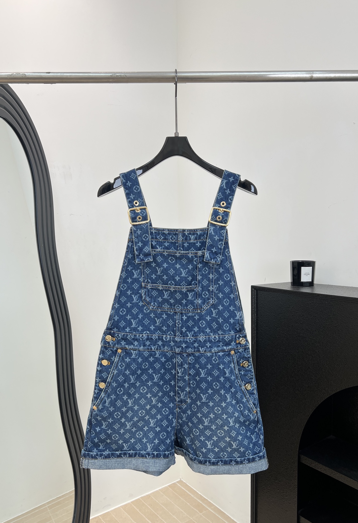 NO:878874,LouisVuitto* Louis spring and summer new style presbyopic denim overalls shorts, all-over Monogram pattern, customized high-quality denim, metal buckle shoulder straps, rolled hem design, overalls version, size S M L,, louis vuitton, louis vuitton, shorts,19860909LouisVuitto* 路易 春夏新款 老花牛仔背带短裤、满印Monogram图案、定制高品牛仔布、金属扣肩带,卷边裤脚设计、背带裤版型 码数S M L,,louis vuitton,louis vuitton,shorts,,Women's clothing