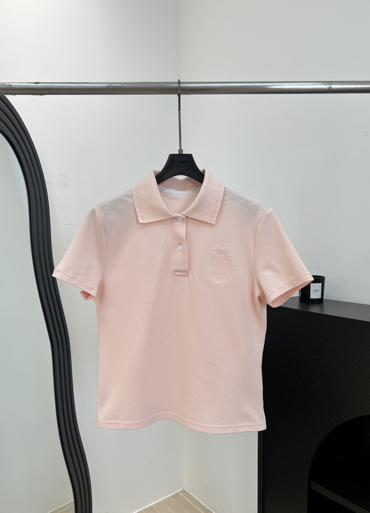 NO:878870,Dio* new spring and summer pink embroidered Polo shirt, made of breathable piqué cotton, soft and skin-friendly, embroidered badge of the same color on the chest, classic lapel + half-open button design, simple and neat, casual fit, size S M L,, dior,19860909Dio* 春夏新款 粉色刺绣Polo衫、采用透气珠地棉、柔软亲肤、胸前同色系刺绣徽章、经典翻领+半开扣设计、简约利落、休闲版型 码数S M L,,dior,,Women's clothing