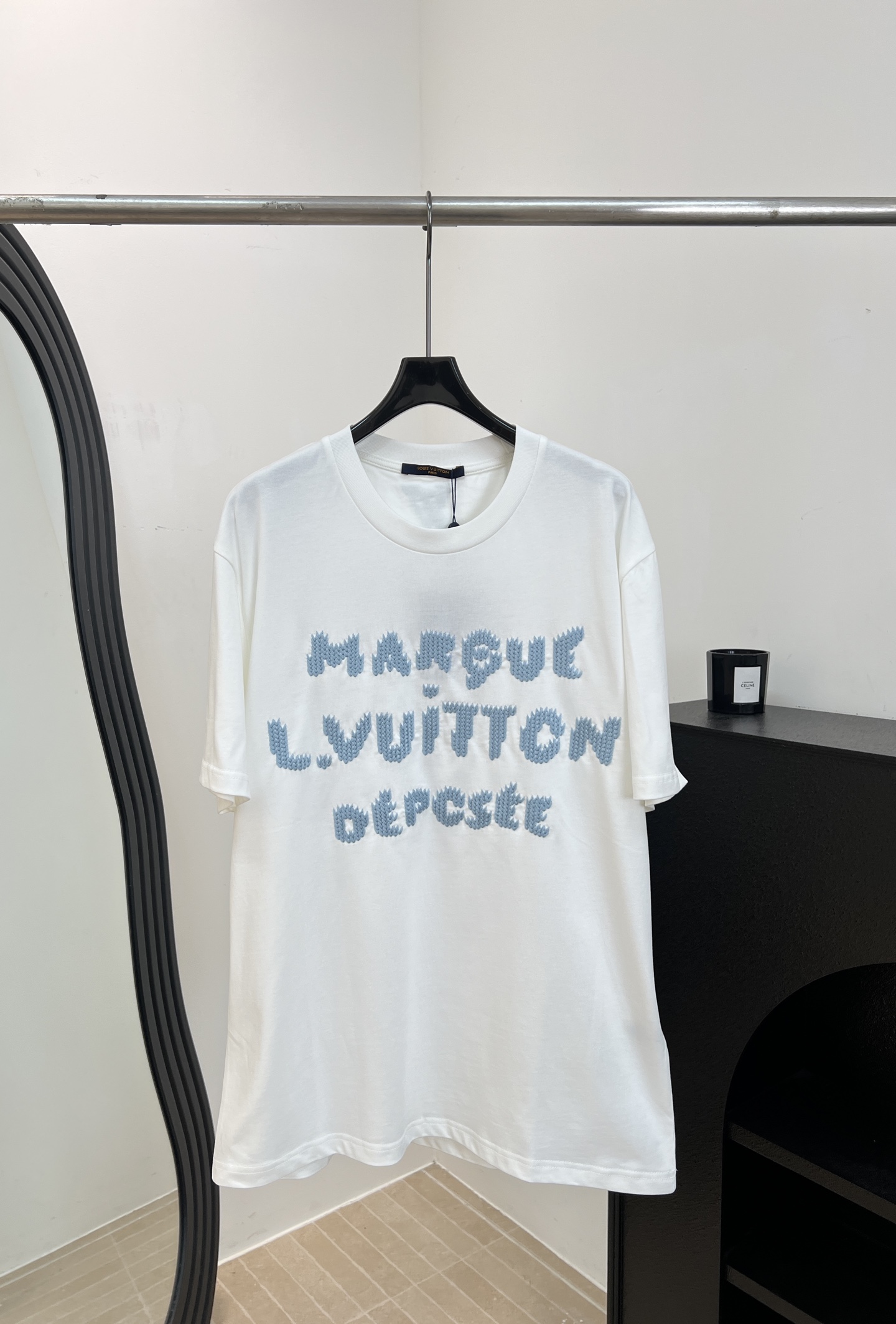 NO:910006,LouisVuitto* Louis early autumn new style knitted round-neck T-shirt, customized cotton fabric, contrasting color Marque L.Vuitton Dpose on the front, exaggerated stitching to create a hand-knitted trompe l'oeil effect, the same craftsmanship on the back to express the LV logo, classic cut, same size for men and women, size S M L XL,,louis vuitton,louis vuitton,louis vuitton,tees,t-shirt19860909LouisVuitto* 路易 早秋新款 针织圆领T恤、订制棉质面料、正面撞色Marque L.Vuitton Dpose、夸张针脚营造手工针织般的错视效果、背部以同样工艺抒写LV标识、经典版型剪裁、男女同款 码数S M L XL,,louis vuitton,louis vuitton,louis vuitton,tees，t-shirt,,Women's clothing