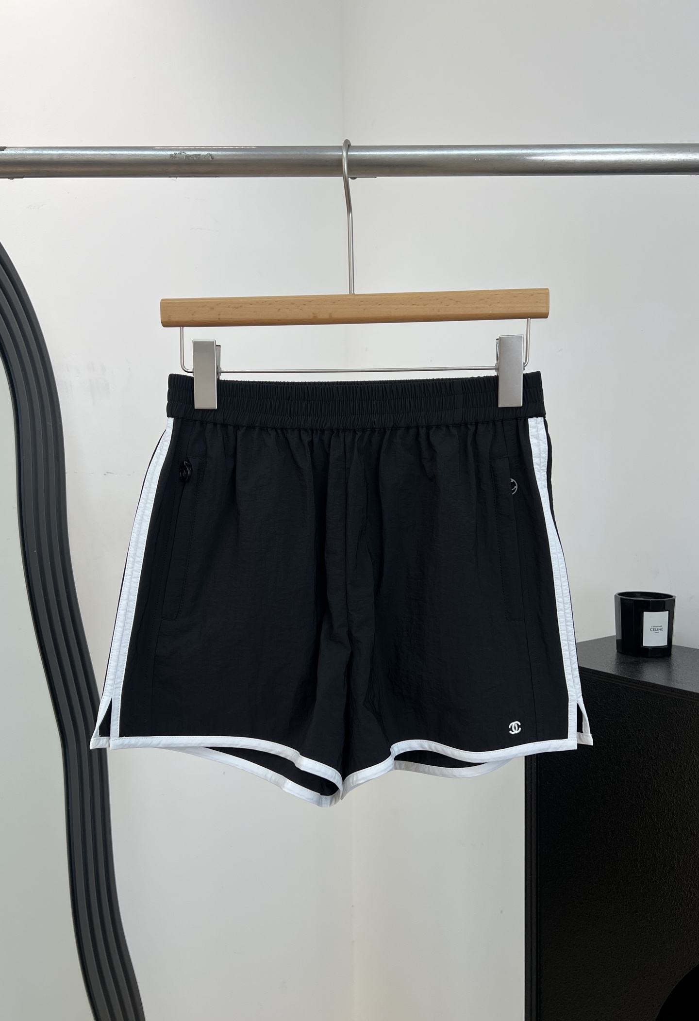 NO:878864,Chane* new spring and summer Coco Beach black and white contrasting shorts, made of light polyester fiber material, black main tone with white piping, elastic waist, light and breathable, a must-have for summer vacation, size S M L,,chanel,shorts,19860909Chane* 春夏新款 Coco Beach黑白撞色短裤、采用轻薄聚酯纤维材质、黑色主调搭配白色滚边 松紧腰头、轻薄透气、夏日度假必备 码数S M L,,chanel,shorts,,Women's clothing