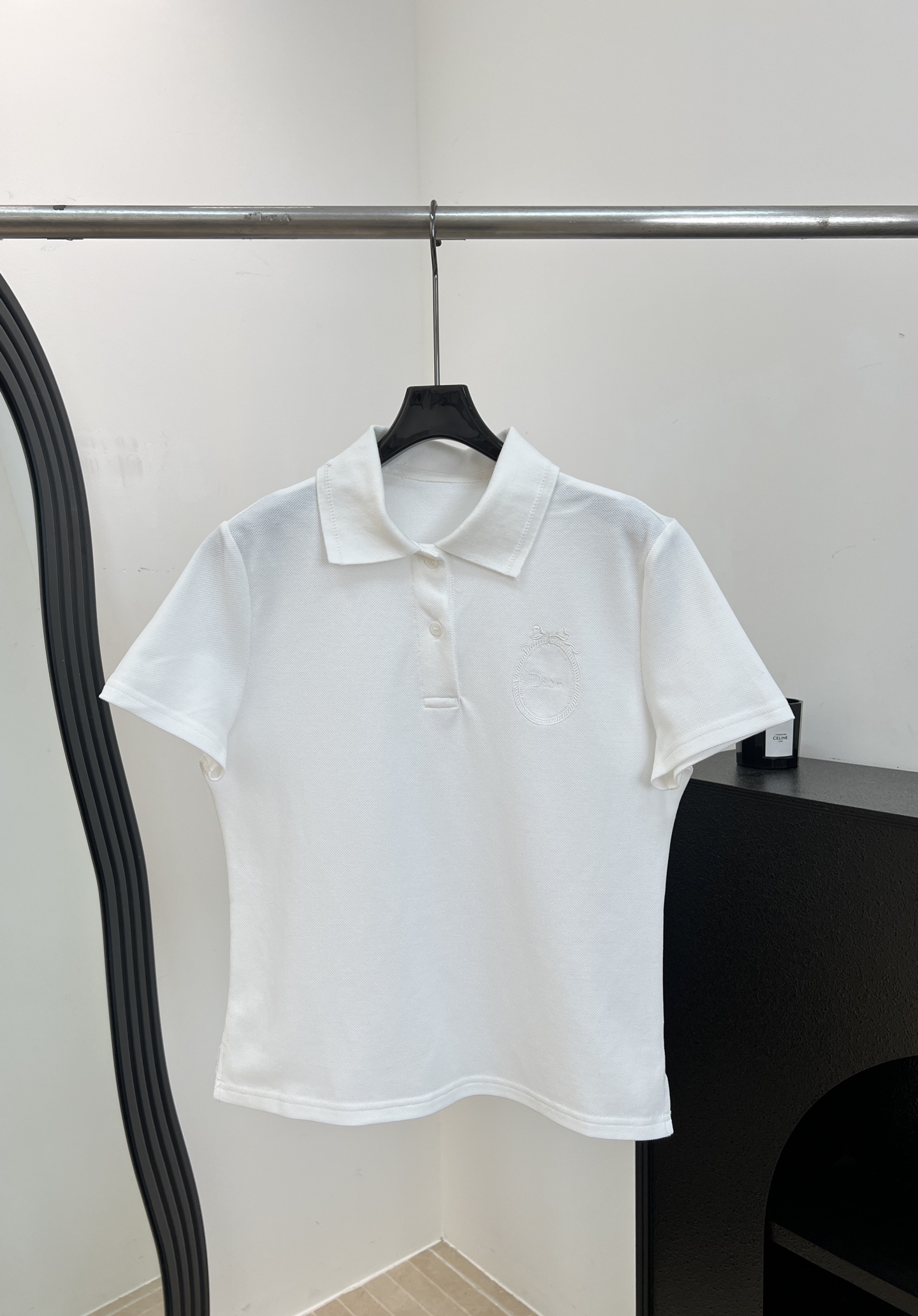 NO:878868,Dio* new spring and summer white embroidered Polo shirt, made of breathable piqué cotton, soft and skin-friendly, embroidered badge of the same color on the chest, classic lapel + half-open button design, simple and neat, casual fit Size S M L,, dior,19860909Dio* 春夏新款 白色刺绣Polo衫、采用透气珠地棉、柔软亲肤、胸前同色系刺绣徽章、经典翻领+半开扣设计、简约利落、休闲版型 码数S M L,,dior,,Women's clothing