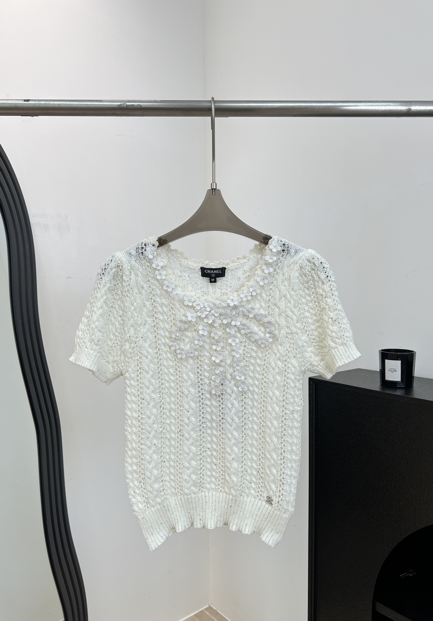 NO:886923,Chane* new spring and summer style hollow knitted short-sleeved T-shirt, made of cotton blended fabric, hand-embellished with three-dimensional flowers, exquisite and layered, elastic fabric, casual fit, size S M L,,chanel,T-shirt,19860909Chane* 春夏新款 镂空针织短袖T、采用棉质混纺面料、手工点缀立体花朵、精致又有层次感、面料有弹性、休闲版型 码数S M L,,chanel,T-shirt,,Women's clothing
