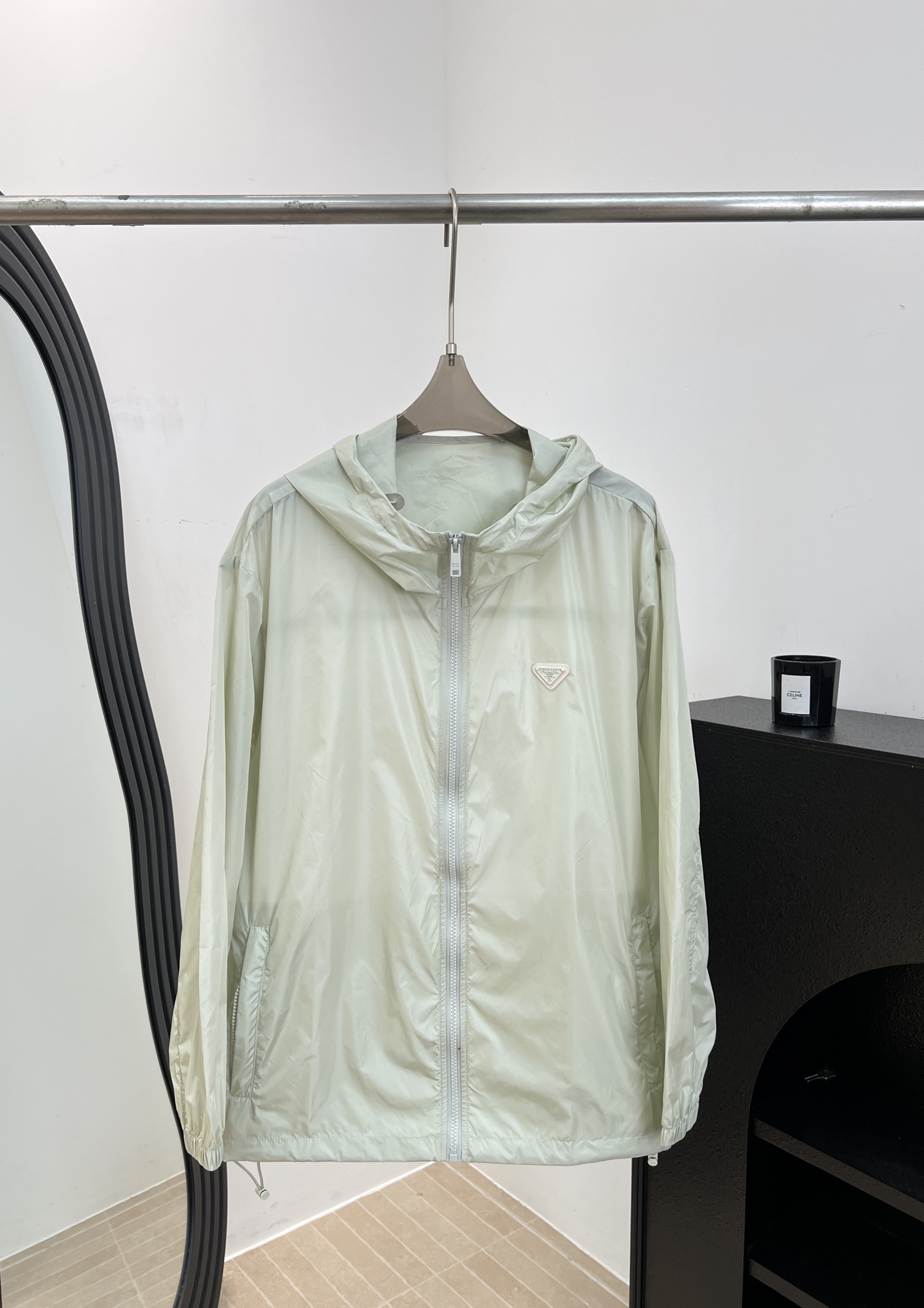 NO:908045,Prad* Early autumn new hooded nylon jacket, made of lightweight regenerated nylon, hood + zipper design, classic triangle logo on the chest, casual fit, size S M L,, prada, jackets & coats, jackets & coats, hats,19860909Prad* 早秋新款 连帽尼龙夹克外套、采用轻薄再生尼龙、连帽+拉链设计、胸前经典三角标、休闲版型 码数S M L,,prada,jackets & coats,jackets & coats,hats,,Women's clothing