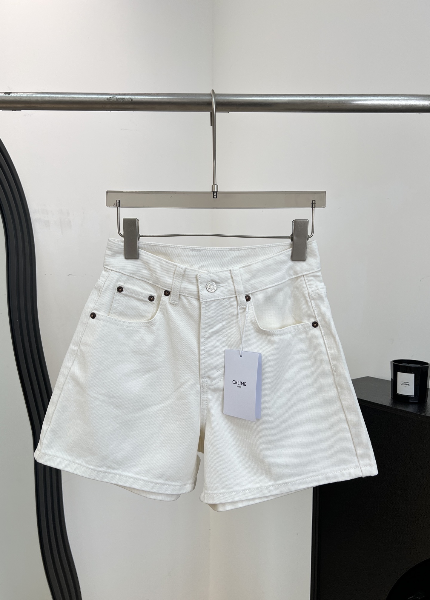 NO:886980,Celin* new spring and summer white denim shorts, made of customized denim cotton fabric, high-waisted straight design, slimming legs, casual fit, size S M L,,celine,shorts,19860909Celin* 春夏新款 白色牛仔短裤、采用定制牛仔棉质面料、高腰直筒设计、修饰腿型超显瘦、休闲版型 码数S M L,,celine,shorts,,Women's clothing
