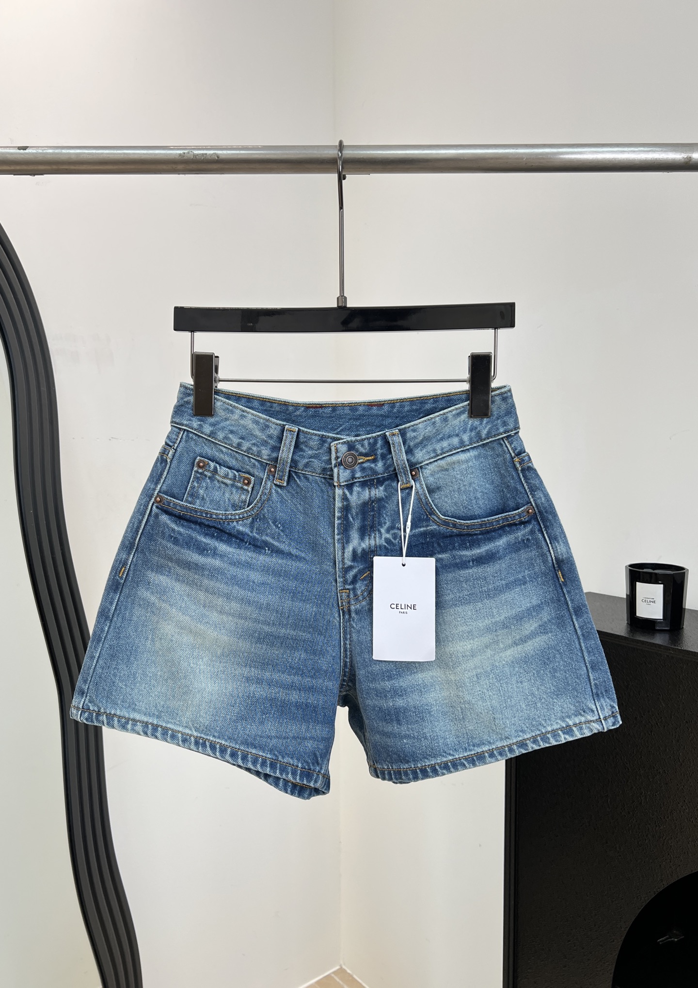 NO:886989,Celin* new spring and summer style washed blue denim shorts, made of customized denim cotton fabric, high-waisted straight design, slimming legs, casual fit, size S M L,,celine,shorts,19860909Celin* 春夏新款 洗水蓝牛仔短裤、采用定制牛仔棉质面料、高腰直筒设计、修饰腿型超显瘦、休闲版型 码数S M L,,celine,shorts,,Women's clothing