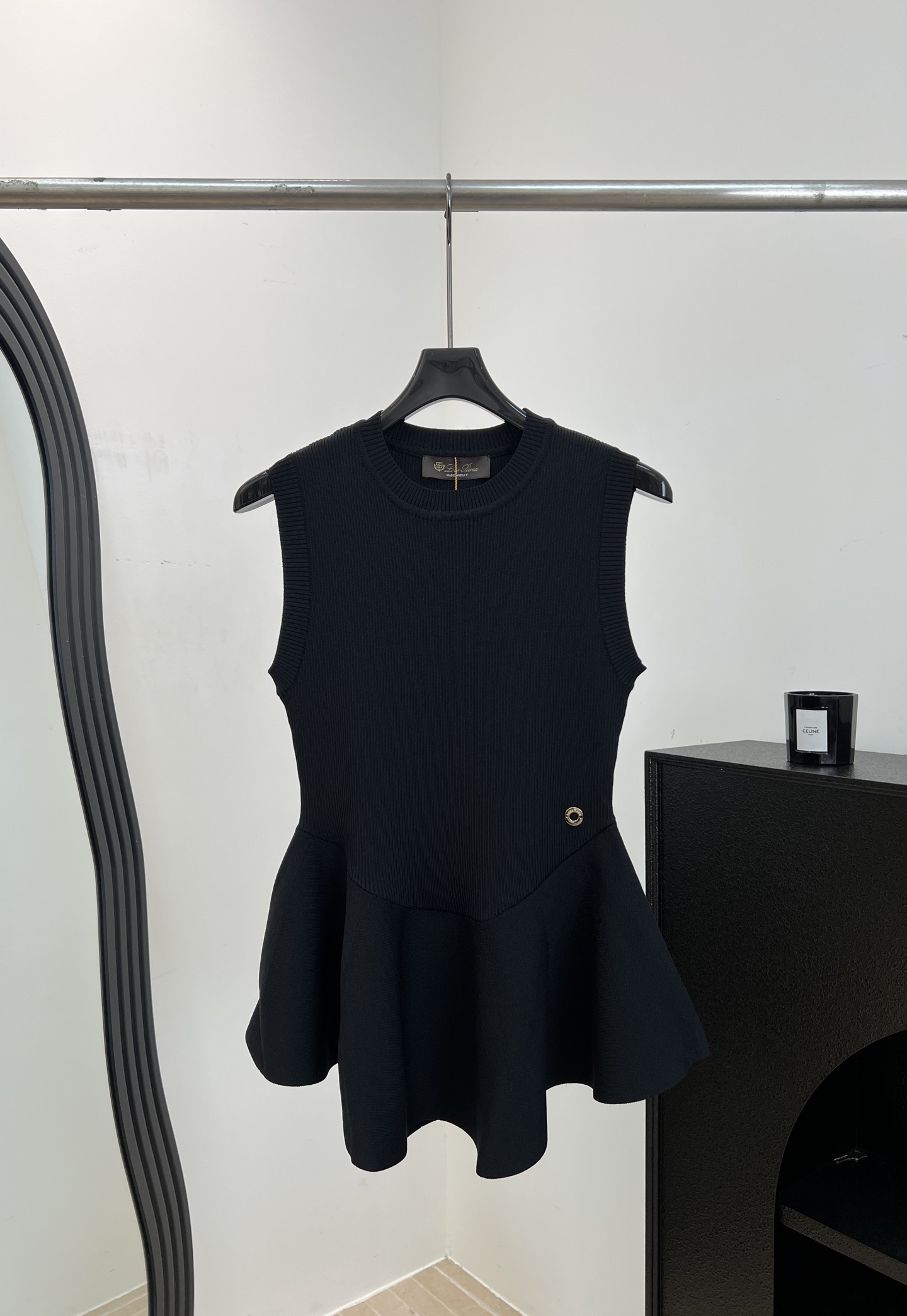 NO:886996,Loro Pian* LP new spring and summer style sleeveless fishtail knitted dress, slim fit + fishtail skirt, knitted fabric with good elasticity, refreshing and neat sleeveless design, metal buckle embellishment on the side, smart and elegant fishtail skirt, casual fit, size SMl,,loro piana,loro piana,skirts,19860909Loro Pian* LP 春夏新款 无袖鱼尾针织连衣裙、修身剪裁+鱼尾裙摆、针织面有料弹性好、无袖设计清爽利落、侧边金属扣点缀、鱼尾裙摆灵动飘逸、休闲版型 码数SMl,,loro piana,loro piana,skirts,,Women's clothing