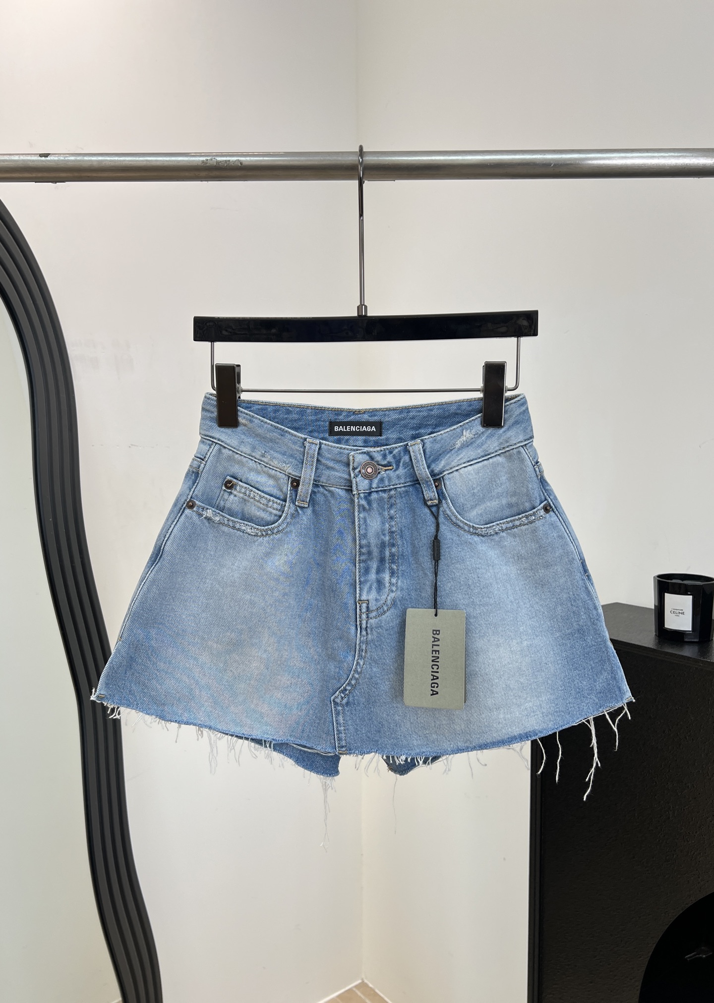 NO:886997,BALENCIAG*A Paris spring and summer new style, light blue washed denim shorts, raw edge design, super casual, high-waisted A-line version to lengthen the legs and modify the waistline, metal buttons + zipper, casual fit, size S M L,, balenciaga, shorts,19860909BALENCIAG*A 巴黎 春夏新款 浅蓝水洗牛仔短裤、毛边设计超有随性、高腰A字版型显腿长又修饰腰线、金属纽扣+拉链、休闲版型 码数S M L,,balenciaga,shorts,,Women's clothing