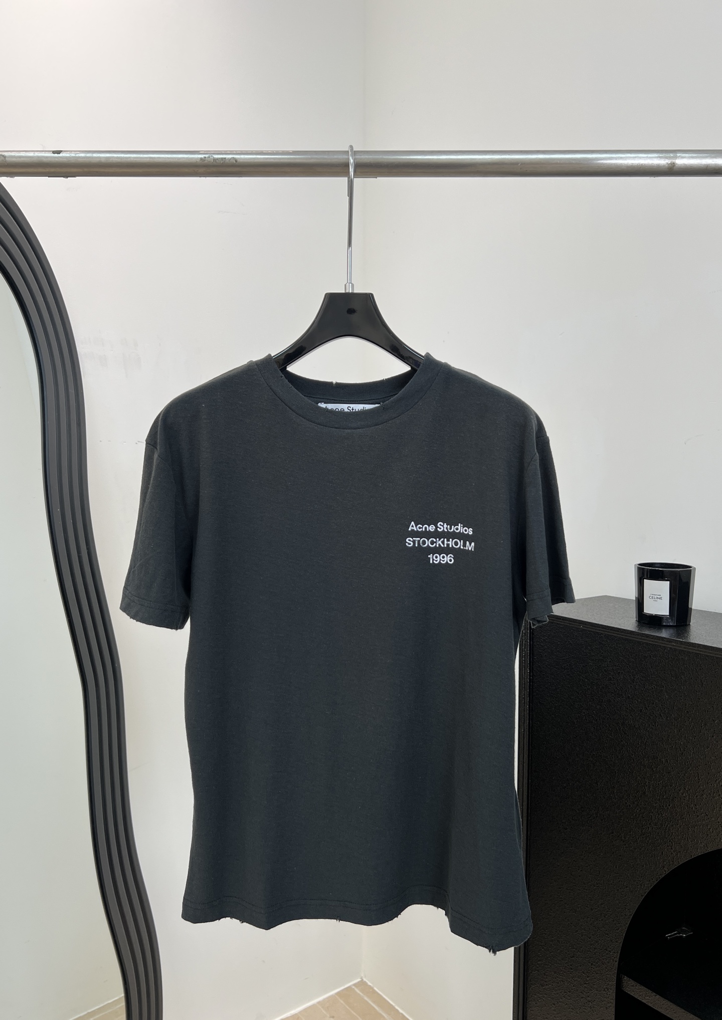 NO:909983,Acne Studio* spring and summer new style 1996 printed round neck short-sleeved T-shirt, with logo artwork and frayed rib collar, cotton and linen fabric upper body is light and comfortable, casual fit, size S M L,,acne studios,dior,T-shirt,19860909Acne Studio* 春夏新款 1996印花圆领短袖T、带有标志艺术品和磨破罗纹领口、棉麻的面料上身轻薄舒适、休闲版型 码数S M L,,acne studios,dior,T-shirt,,Women's clothing