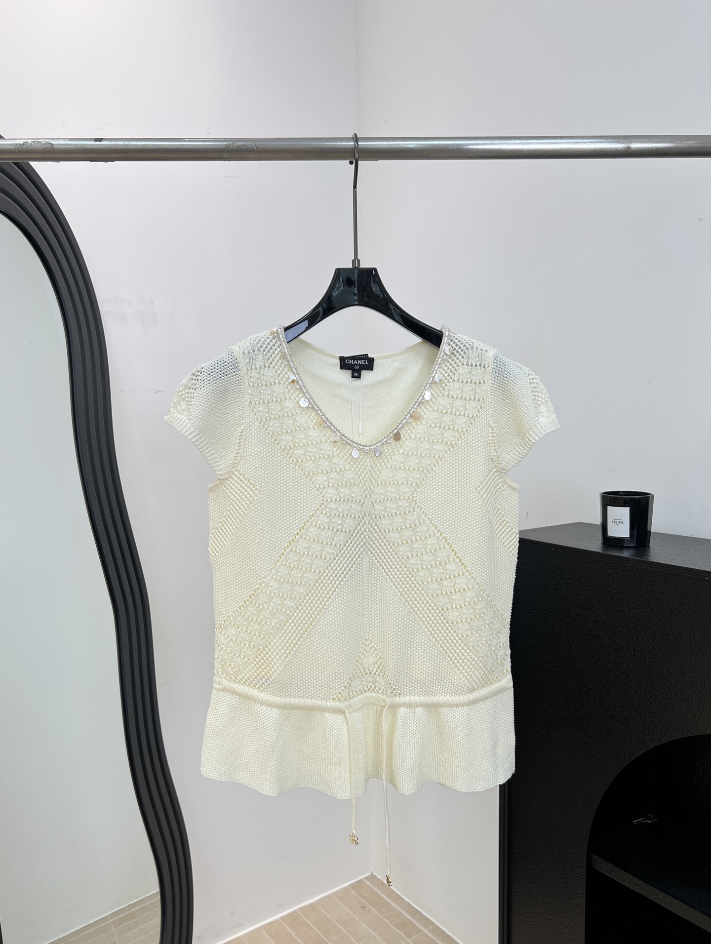 NO:887985,Chane* new spring and summer style white hollow knitted short sleeves, using hollow knitting technology, geometric texture and super texture, V-neck + pearl embellishment, hem ruffle design, casual fit, size S M L,,chanel,T-shirt,19860909Chane* 春夏新款 白色镂空针织短袖、采用镂空针织工艺、几何纹理超有质感、V领+珍珠点缀、下摆荷叶边设计、休闲版型 码数S M L,,chanel,T-shirt,,Women's clothing