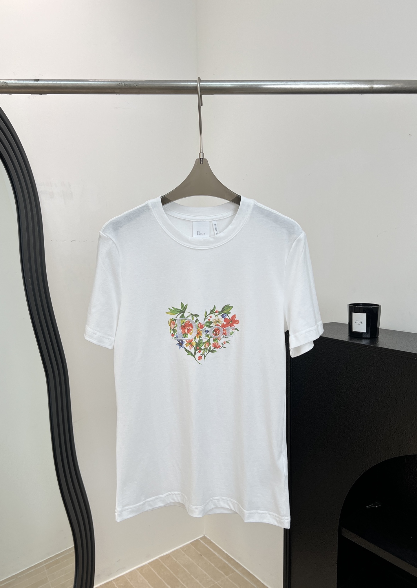 NO:887920,Dio* new spring and summer style white T-shirt with floral embroidery, customized pure cotton material, soft and skin-friendly, heart-shaped floral embroidery on the chest, dark cannage pattern, loose fit, size S M L,, dior, tees, t-shirt,19860909Dio* 春夏新款 花卉刺绣白色T恤、定制纯棉材质,柔软亲肤、胸前心形花卉刺绣、藤格纹暗纹、宽松版型 码数S M L,,dior,tees，t-shirt,,Women's clothing
