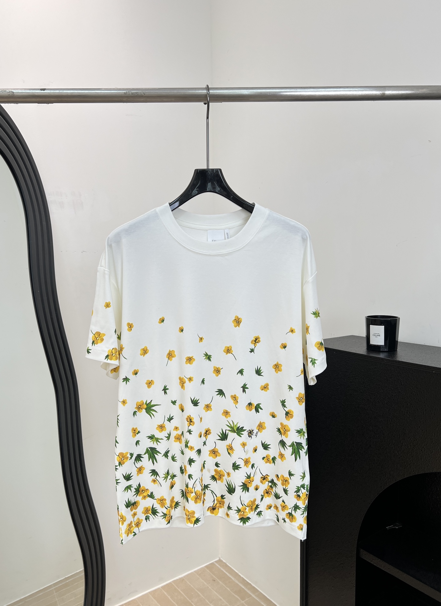 NO:887938,Dio* spring and summer new style floral bee printed short-sleeved T-shirt, cotton fabric, white bottom + yellow flowers and green leaves, super detailed bee embroidery on the hem, loose fit, size S M L,, dior, T-shirt,19860909Dio* 春夏新款 碎花蜜蜂印花短袖T、棉质面料、白色底＋黄色小花和绿叶、下摆蜜蜂刺绣超细节、宽松版型 码数S M L,,dior,T-shirt,,Women's clothing