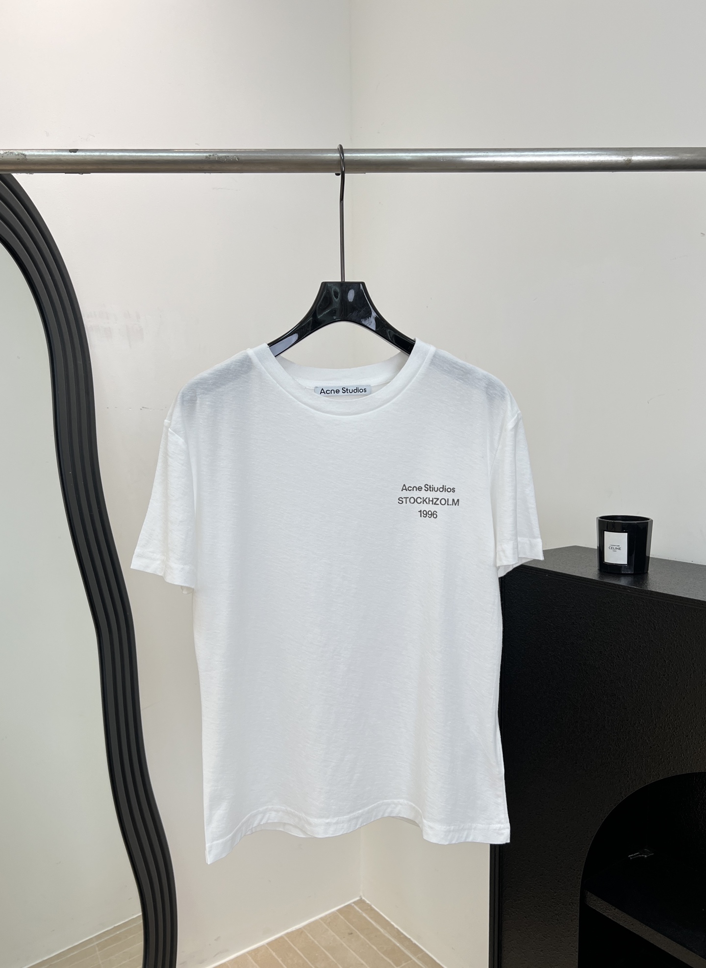 NO:887914,Acne Studio* spring and summer new style 1996 printed round neck short-sleeved T-shirt, with logo artwork and frayed rib collar, cotton and linen fabric upper body is light and comfortable, casual fit, size S M L,,acne studios,dior,T-shirt,19860909Acne Studio* 春夏新款 1996印花圆领短袖T、带有标志艺术品和磨破罗纹领口、棉麻的面料上身轻薄舒适、休闲版型 码数S M L,,acne studios,dior,T-shirt,,Women's clothing