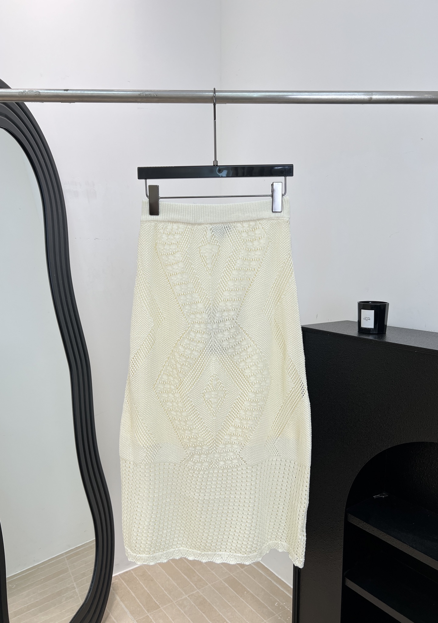 NO:887968,Chane* new spring and summer crochet knitted skirt, made of Tencel cotton blended knitted material, crocheted pattern and exquisite fishtail skirt design, crocheted details make the whole body more elegant, fishtail cut modifies the leg lines, casual fit, size S M L,,chanel,skirts,19860909Chane* 春夏新款 钩花针织半裙、采用天丝棉混纺针织材质、钩花图案精致鱼尾裙摆设计、钩花细节让整体更优雅、鱼尾剪裁修饰腿部线条、休闲版型 码数S M L,,chanel,skirts,,Women's clothing