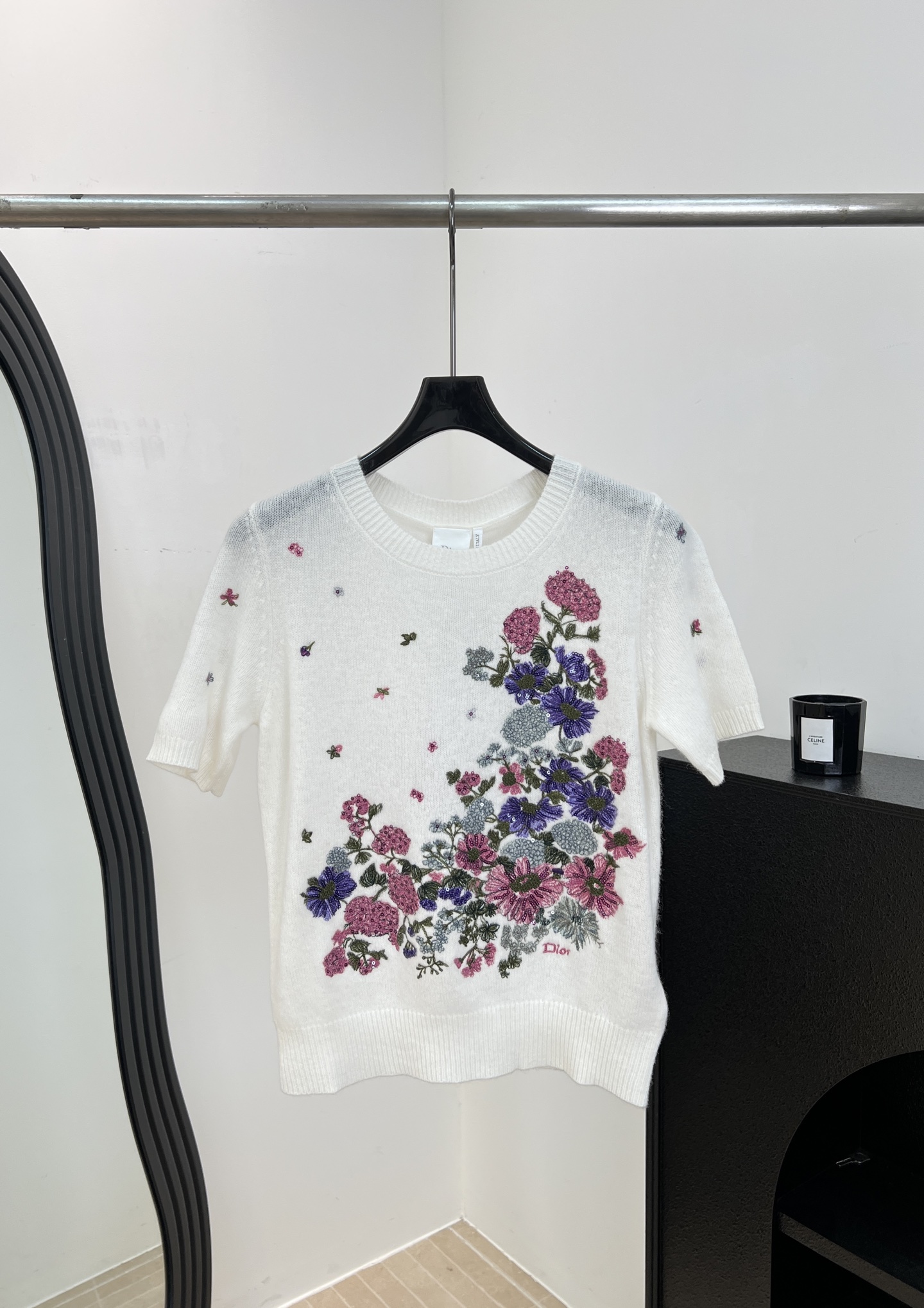 NO:887949,Dio* new spring and summer style floral embroidered sweater, made of soft cashmere knitted fabric, purple and pink floral embroidery pattern on the front, casual fit, size S M L,, dior,19860909Dio* 春夏新款 花卉刺绣针织衫、采用柔软羊绒针织面料、正面紫粉花卉刺绣图案、休闲版型 码数S M L,,dior,,Women's clothing
